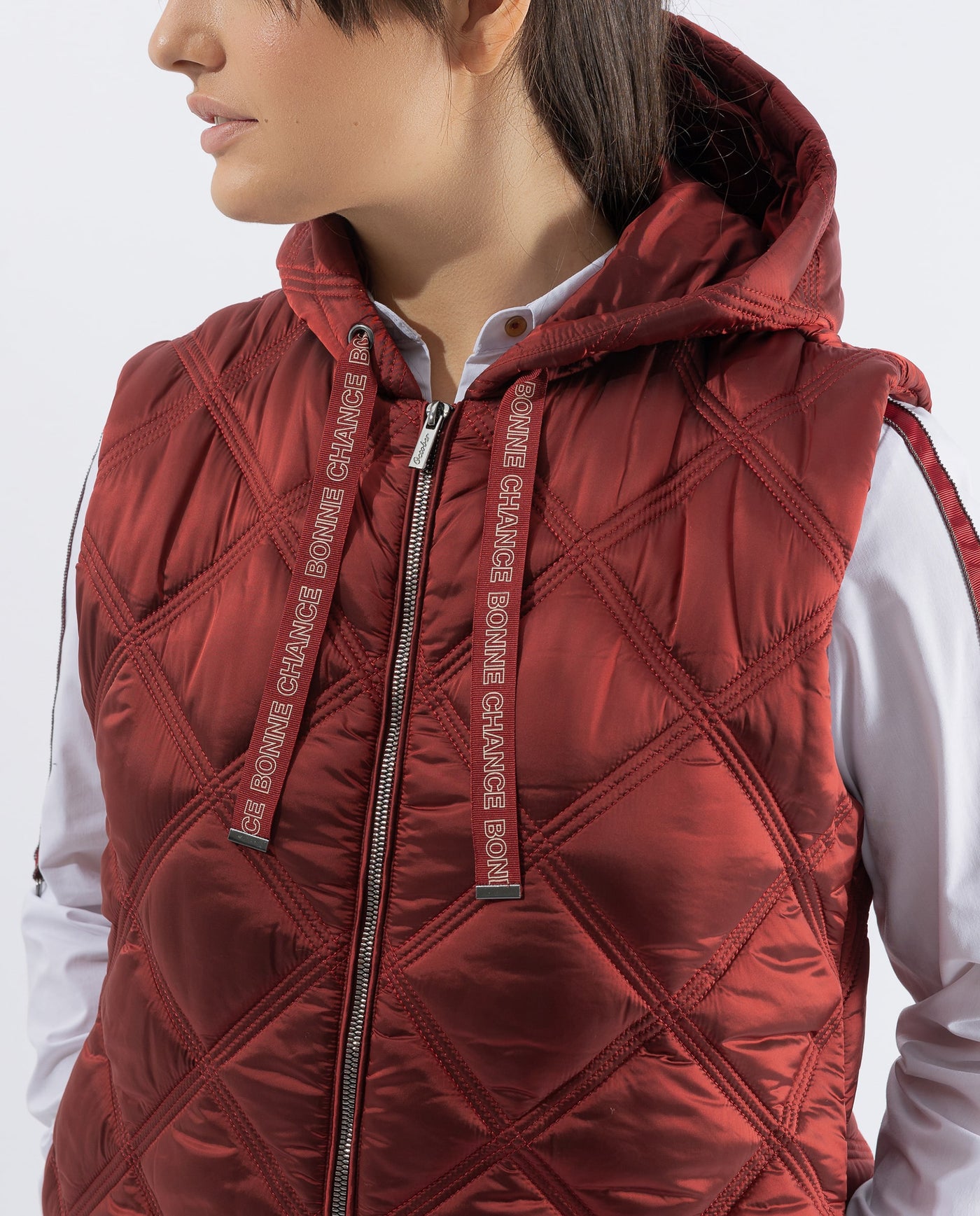 GILET LUNGO CON NASTRO CON LETTERE CILIEGIA