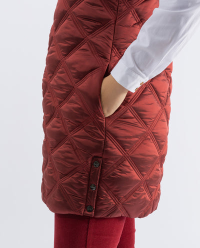 GILET LUNGO CON NASTRO CON LETTERE CILIEGIA