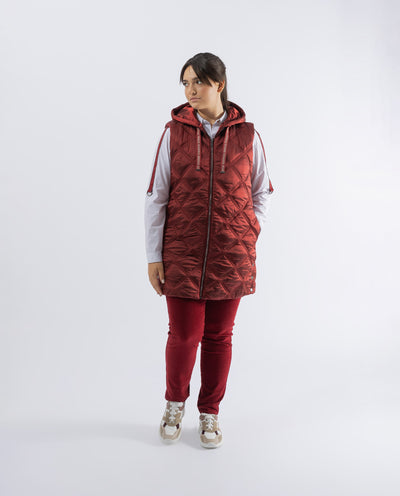 GILET LUNGO CON NASTRO CON LETTERE CILIEGIA