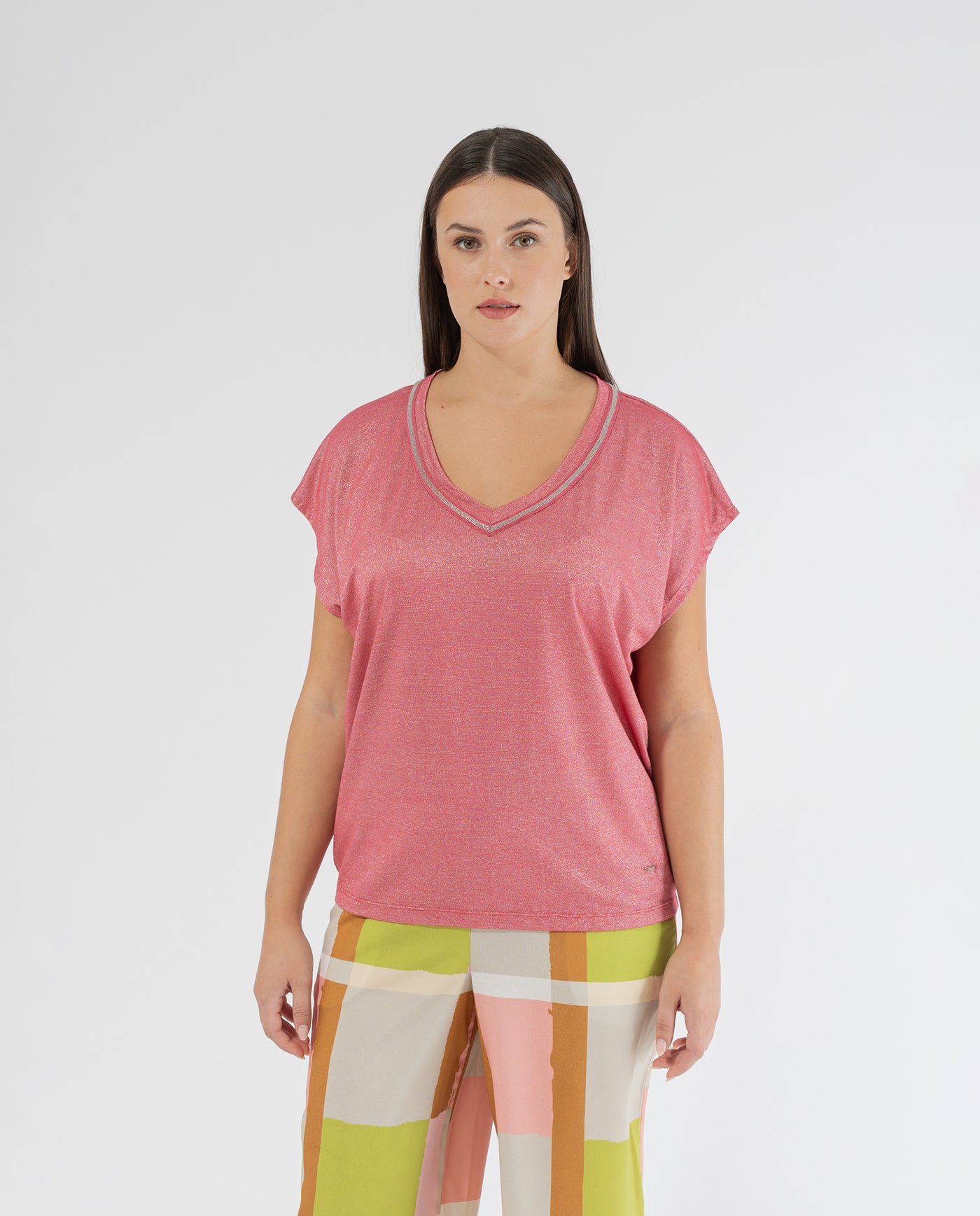 CAMISETA CON BRILLO Y FORNITURA CUELLO  ROSA