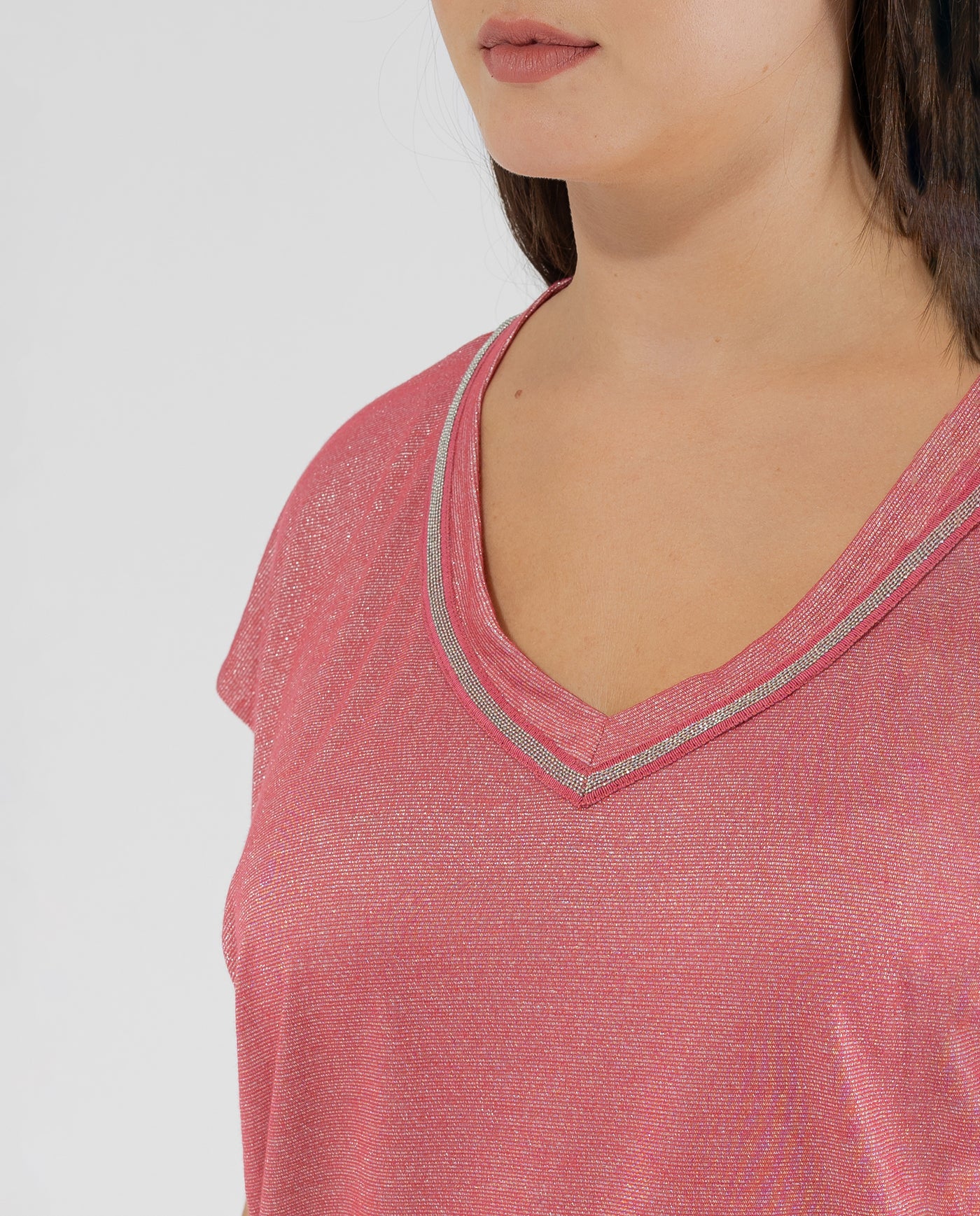 CAMISETA CON BRILLO Y FORNITURA CUELLO  ROSA