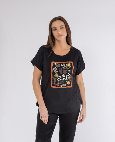 T-SHIRT CON STAMPA ETNICA E FINITURA CON CORNICE NERA