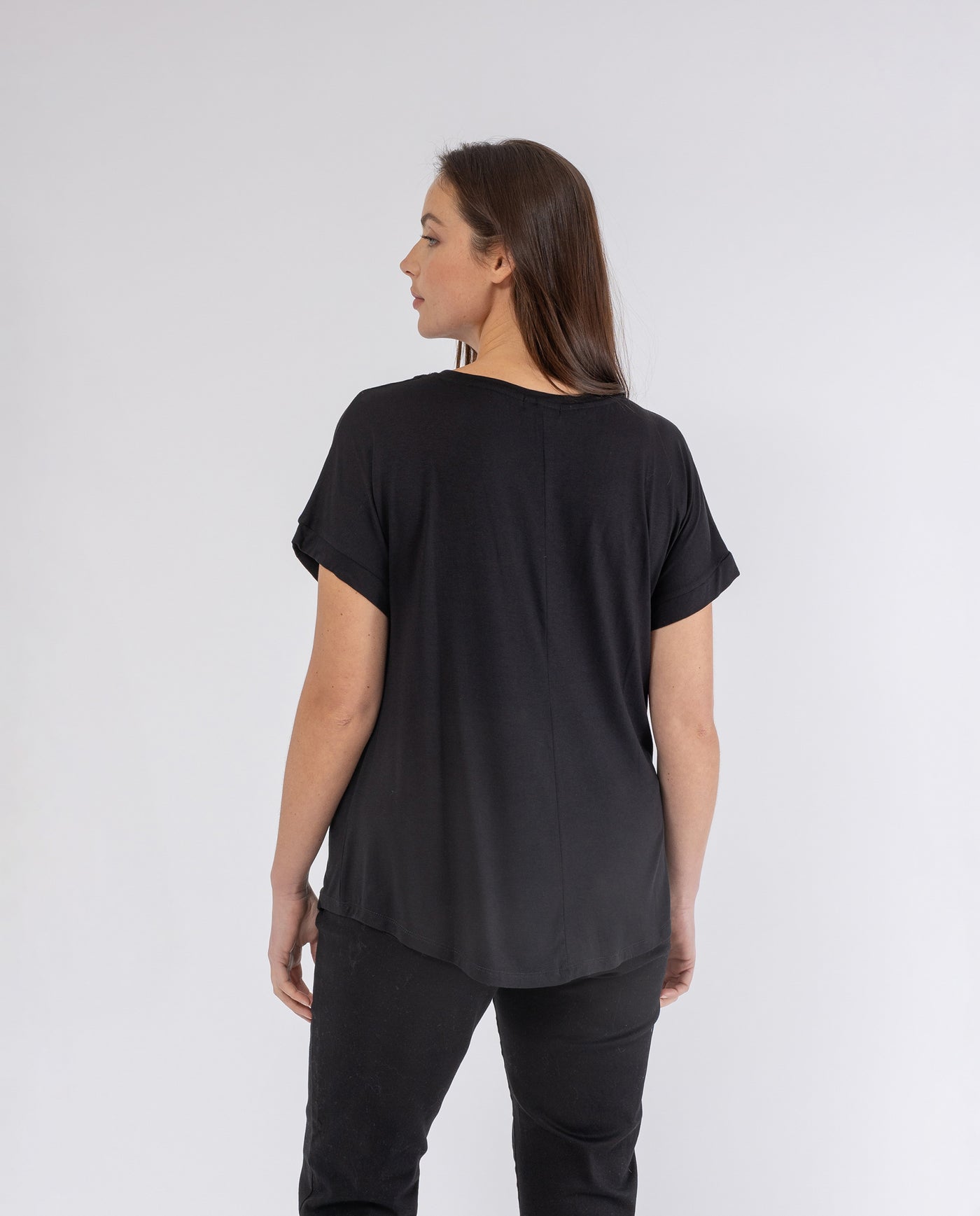 T-SHIRT CON STAMPA ETNICA E FINITURA CON CORNICE NERA