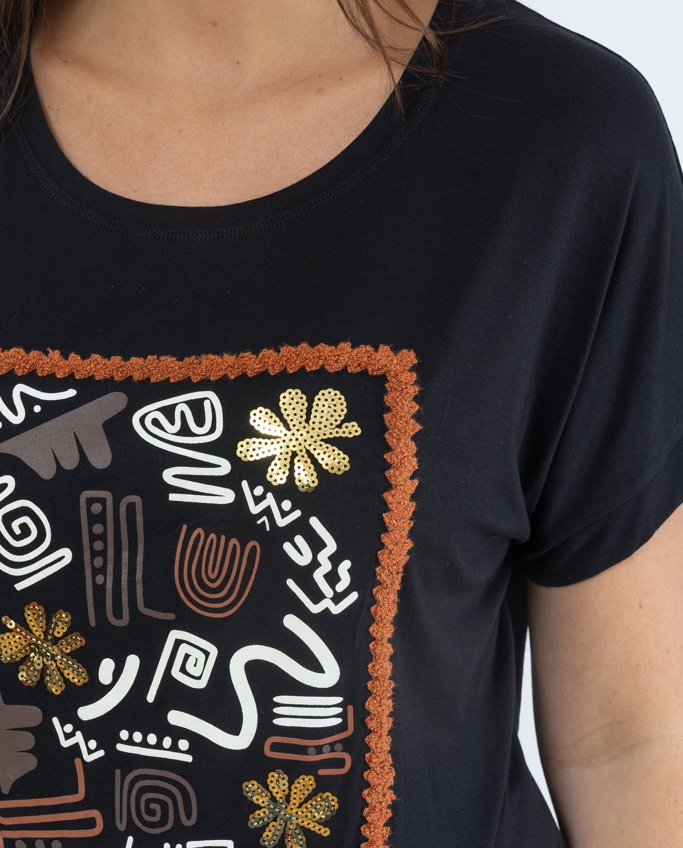 ETHNIC PRINT T-SHIRT AND BLACK FRAMED FINISHING