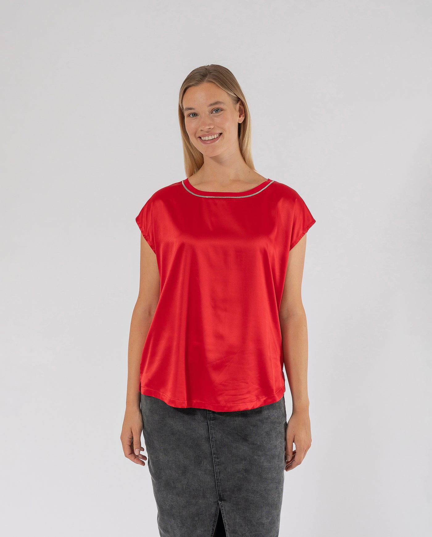 TOP IN RASO CON DETTAGLIO COLLO ROSSO