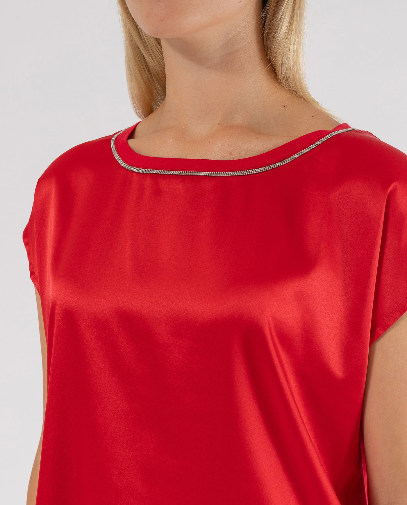 TOP IN RASO CON DETTAGLIO COLLO ROSSO