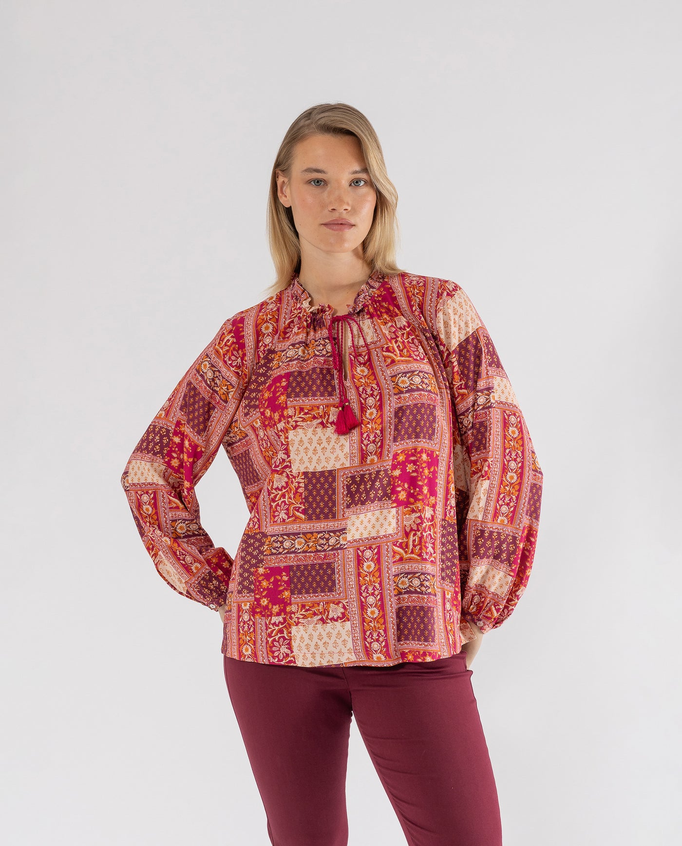 BLUSA CON STAMPA PATCHWORK MARRONE