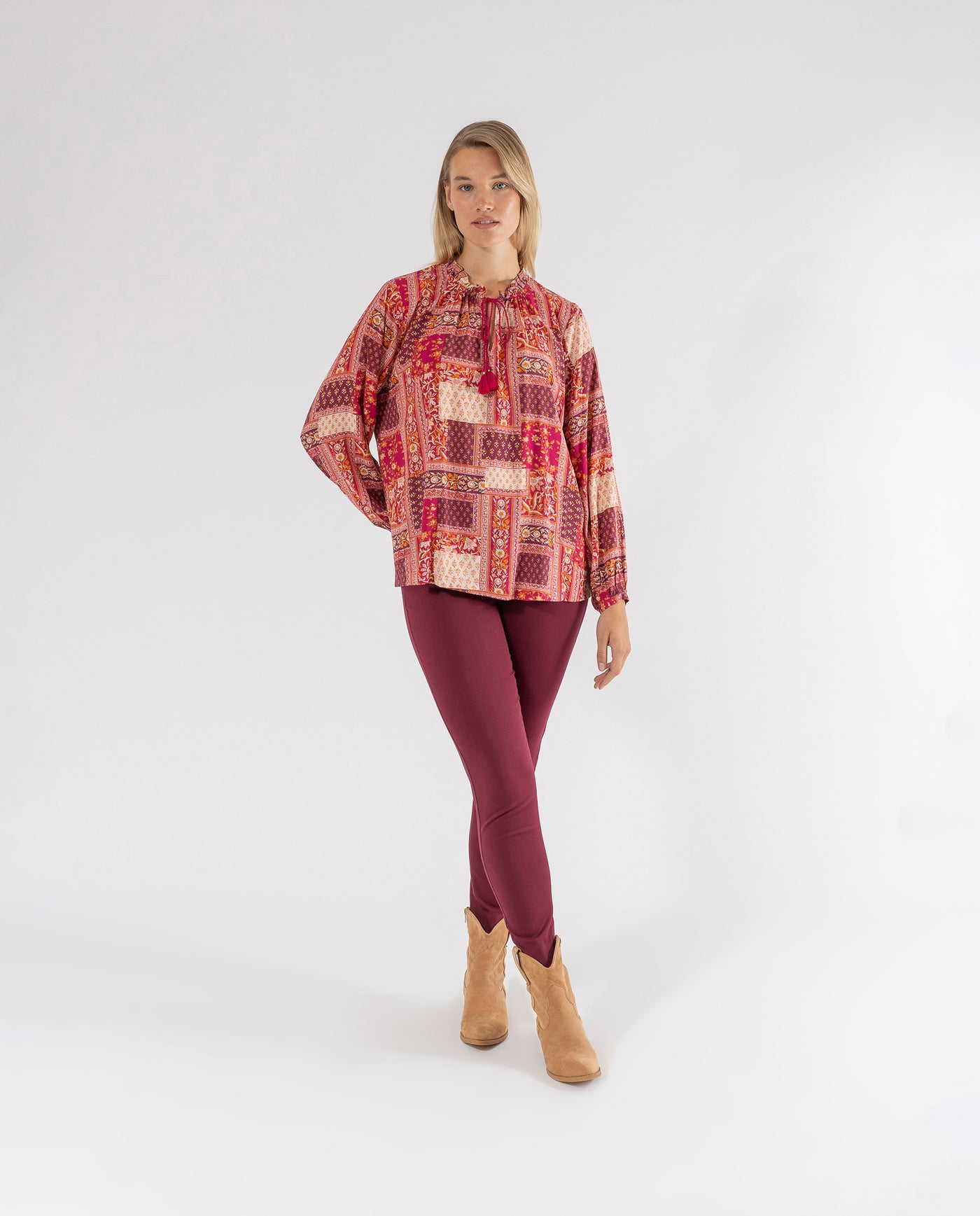 BLUSA CON STAMPA PATCHWORK MARRONE
