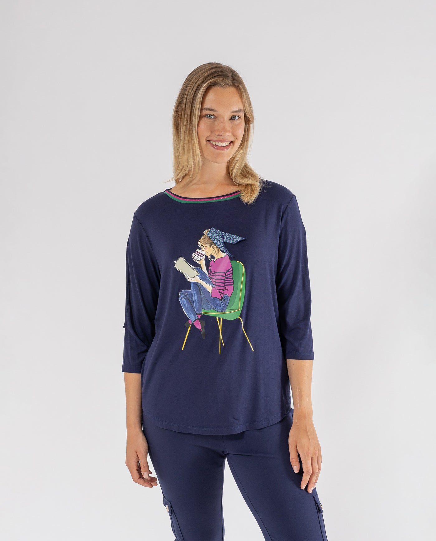T-SHIRT STAMPATA DA RAGAZZA CON SCIARPA BLU SCURO