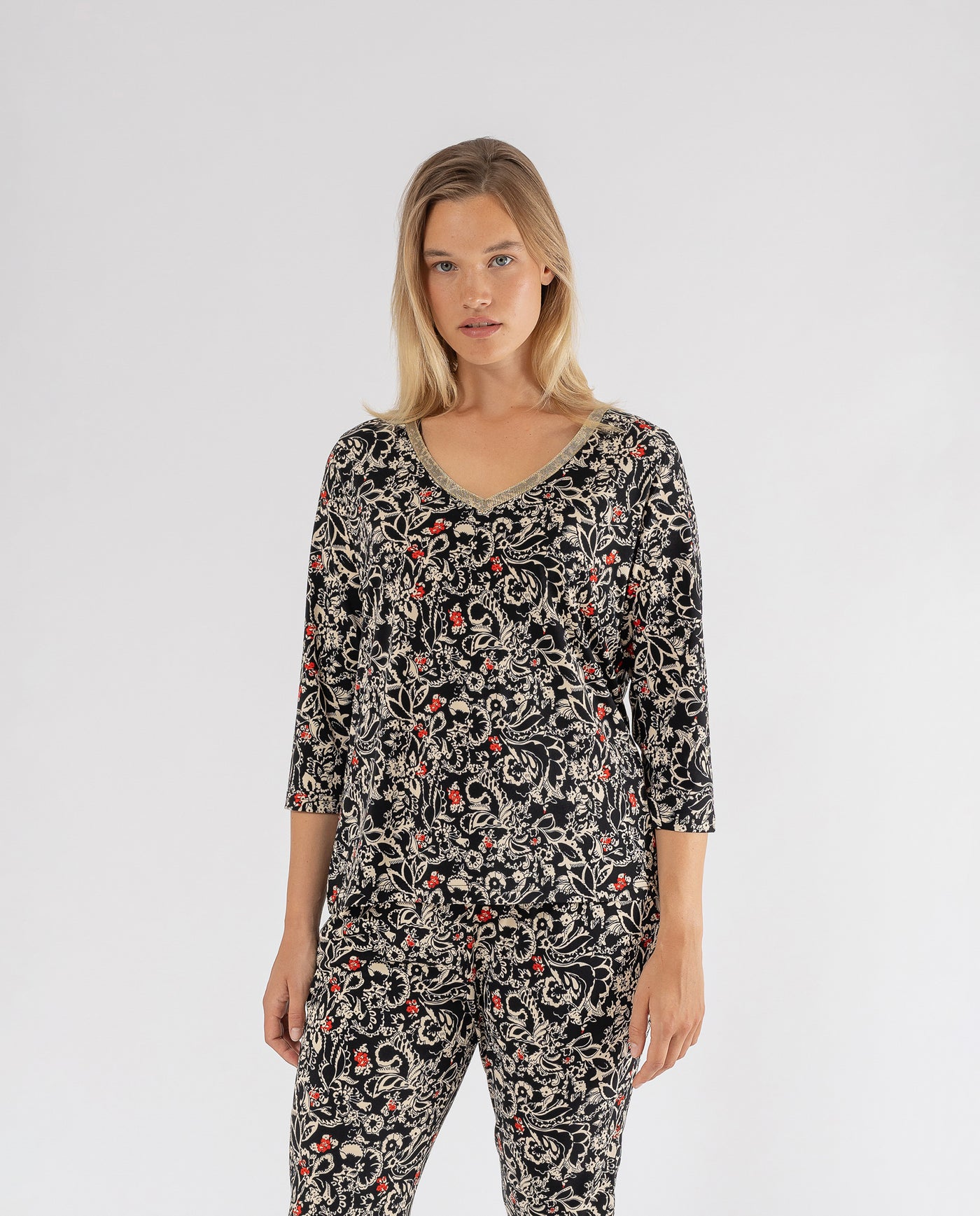 T-SHIRT SCOLLO V NERA STAMPATA