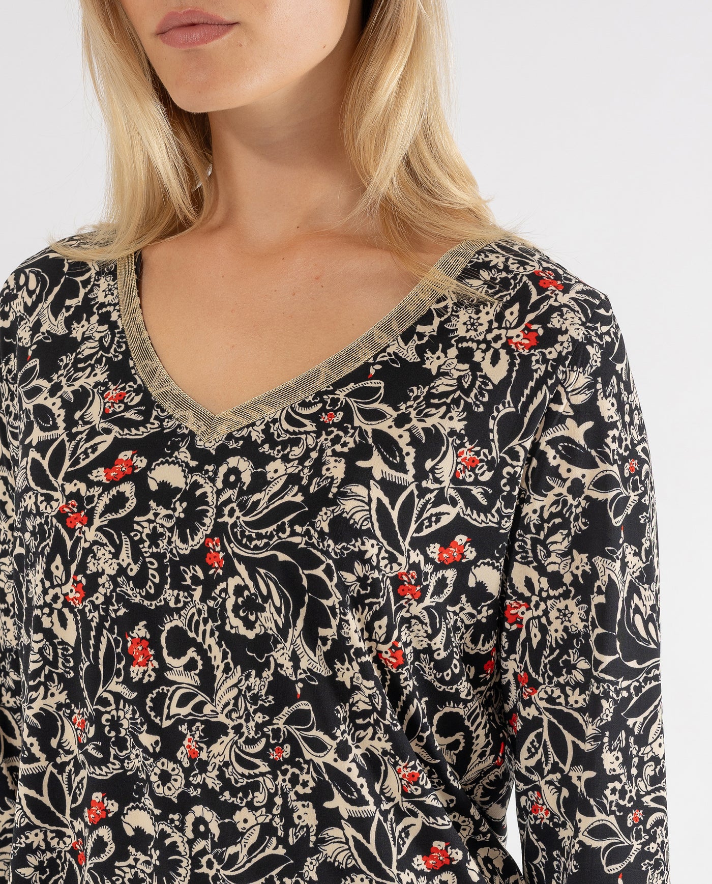 T-SHIRT SCOLLO V NERA STAMPATA