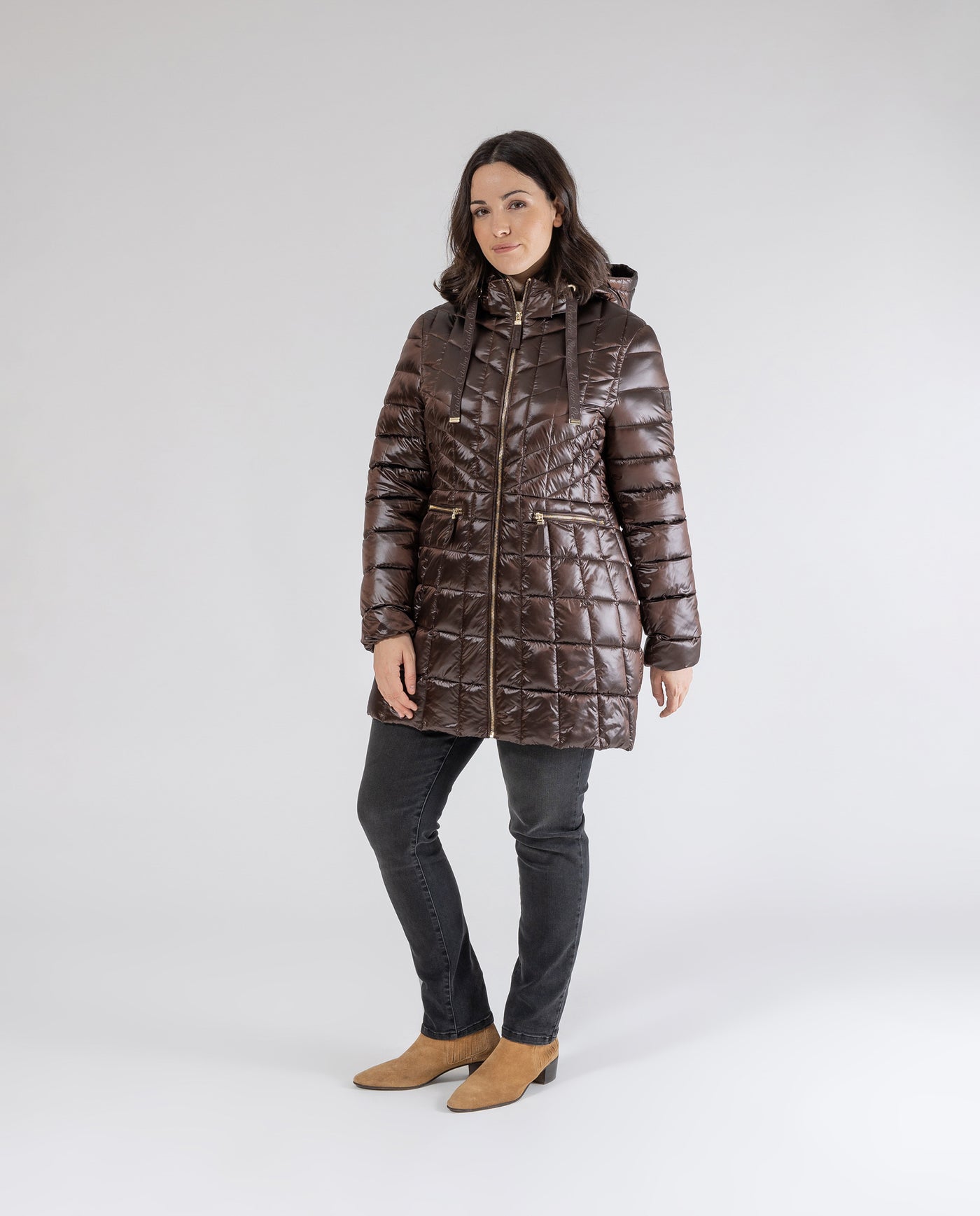 PARKA ENTALLADA LARGA CON CAPUCHA MARRÓN