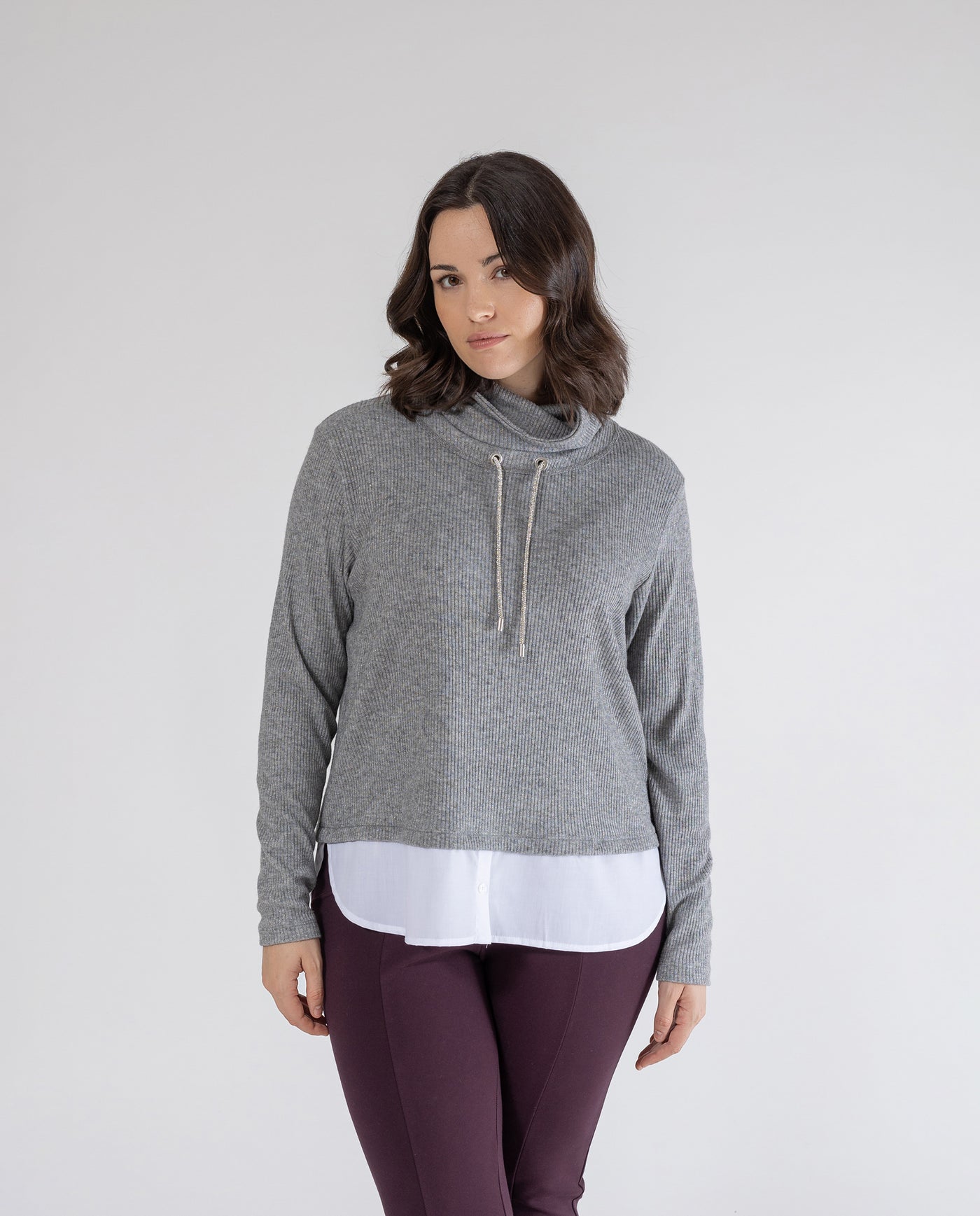 SUDADERA CUELLO ALTO CON FALDON Y APLIQUES  DE STRASS GRIS JASPE