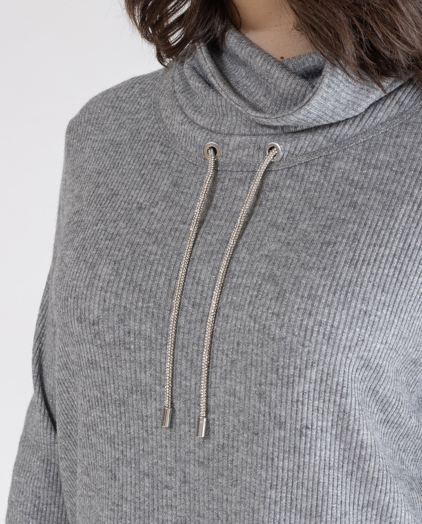 SUDADERA CUELLO ALTO CON FALDON Y APLIQUES  DE STRASS GRIS JASPE