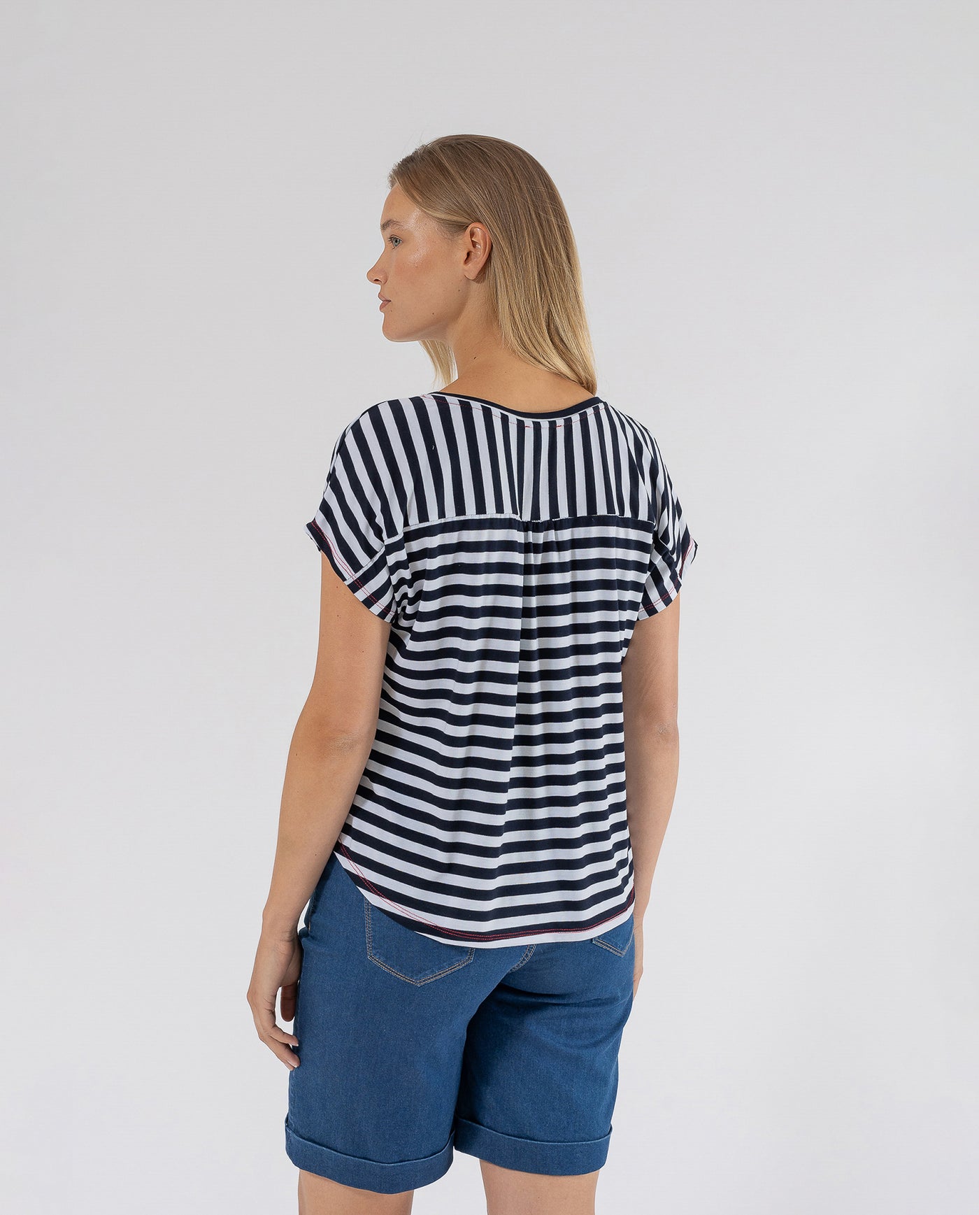 CAMISETA RAYAS ESTAMPADO POSICIONAL AZUL MARINO