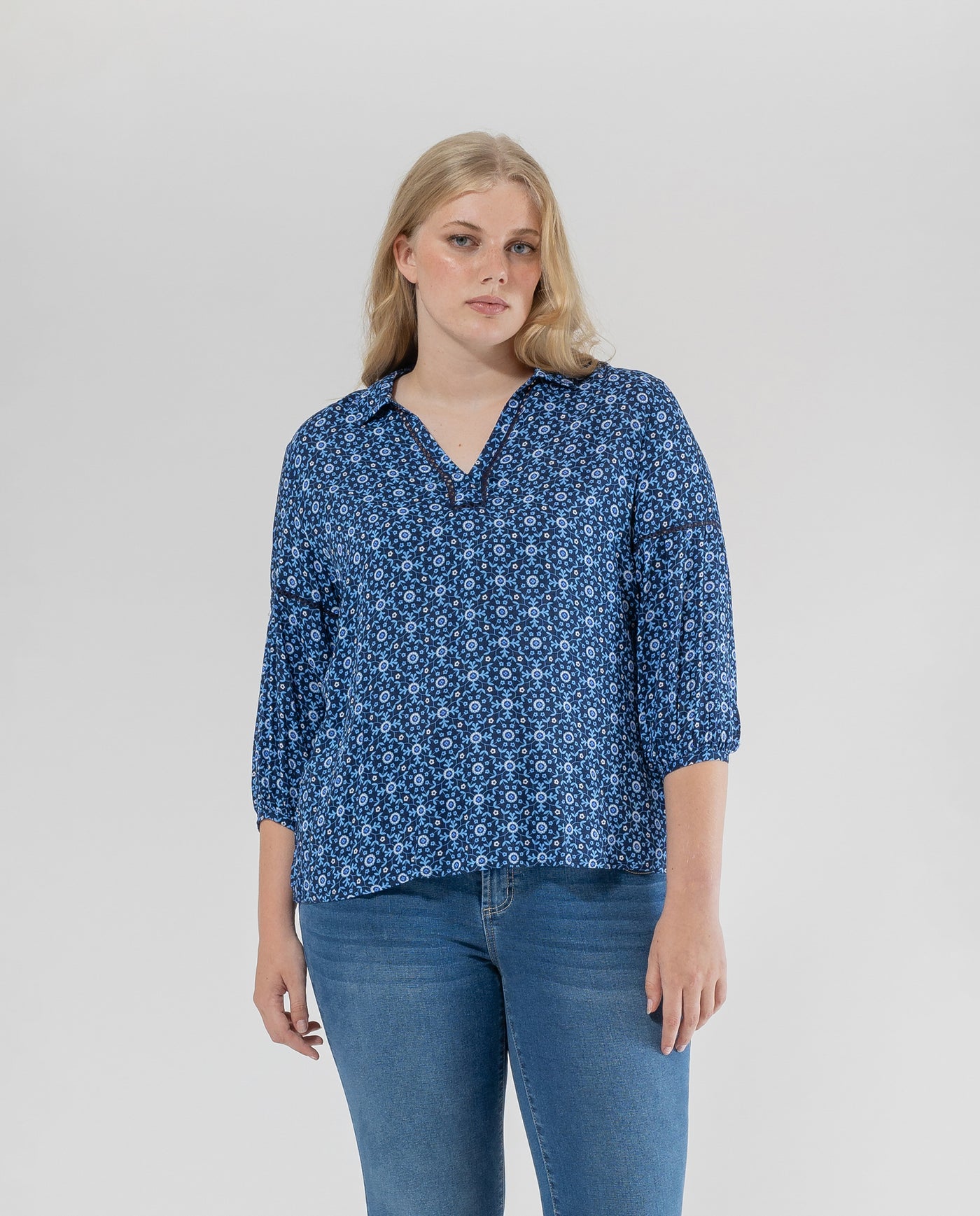 DARK BLUE PRINTED BLOUSE WITH LAPEL COLLAR AND THREE-QUARTER SLEEVES