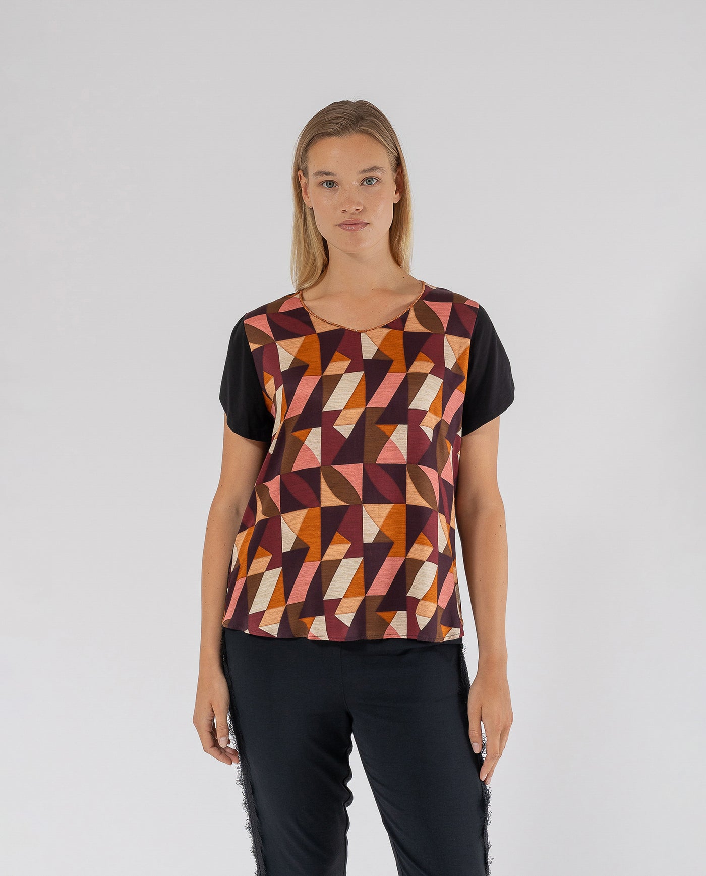 CAMISETA CUELLO PICO Y MANGA TULIPAN NEGRO