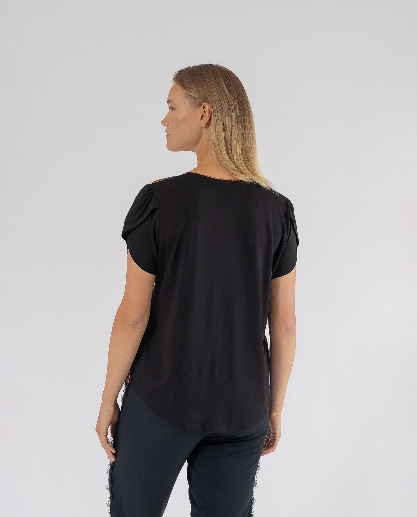 CAMISETA CUELLO PICO Y MANGA TULIPAN NEGRO