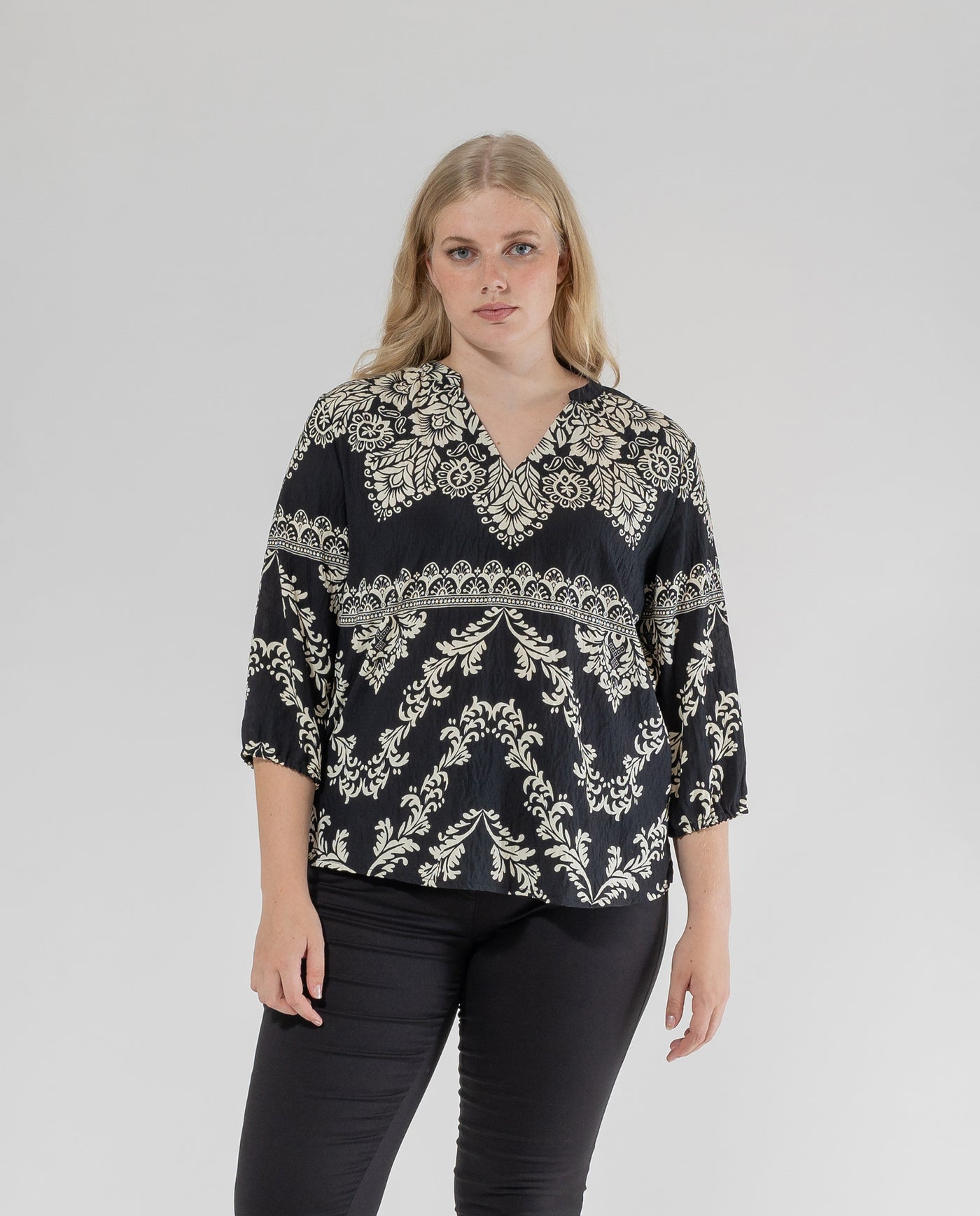 BLACK PRINTED V-NECK BLOUSE