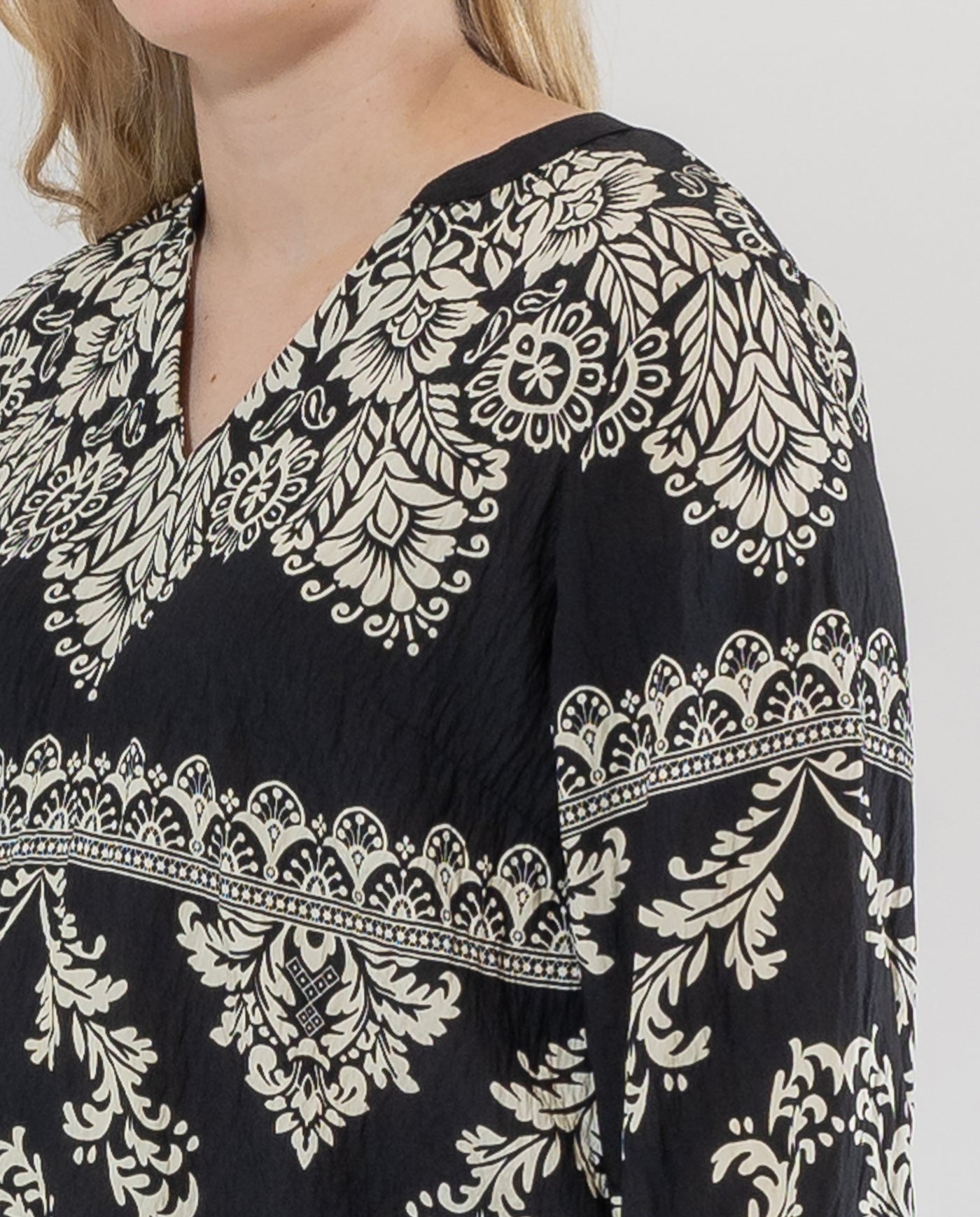 BLACK PRINTED V-NECK BLOUSE