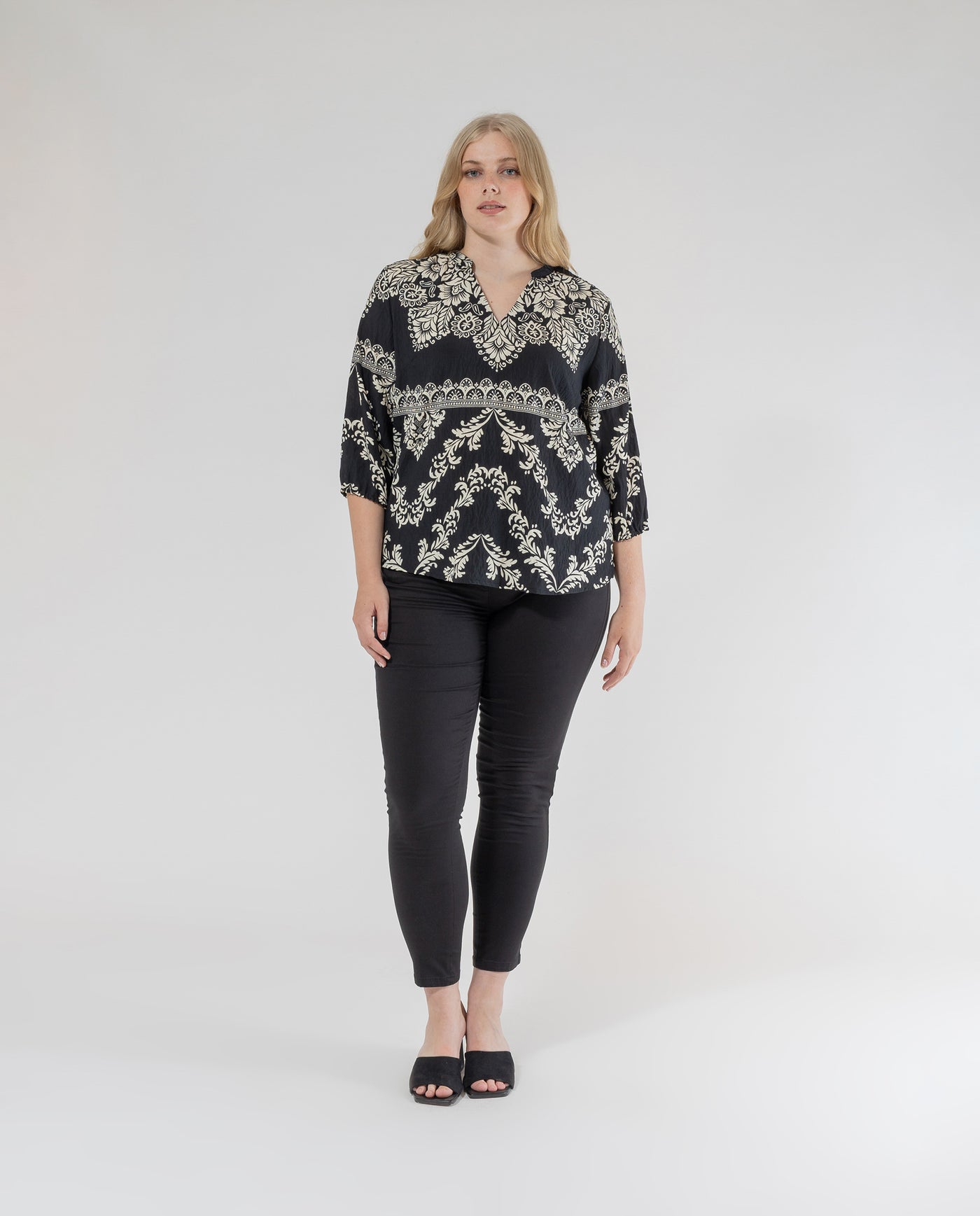 BLACK PRINTED V-NECK BLOUSE