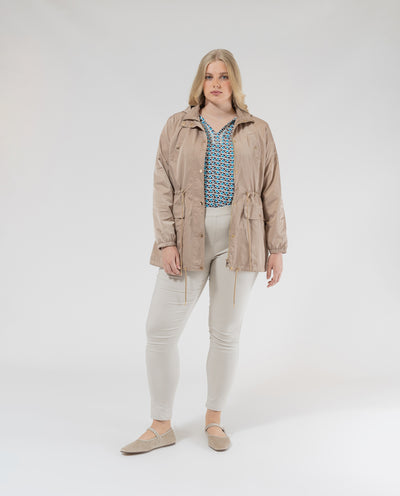 PARKA CAPUCHA DESMONTABLE Y CINTURA AJUSTABLE CAMEL