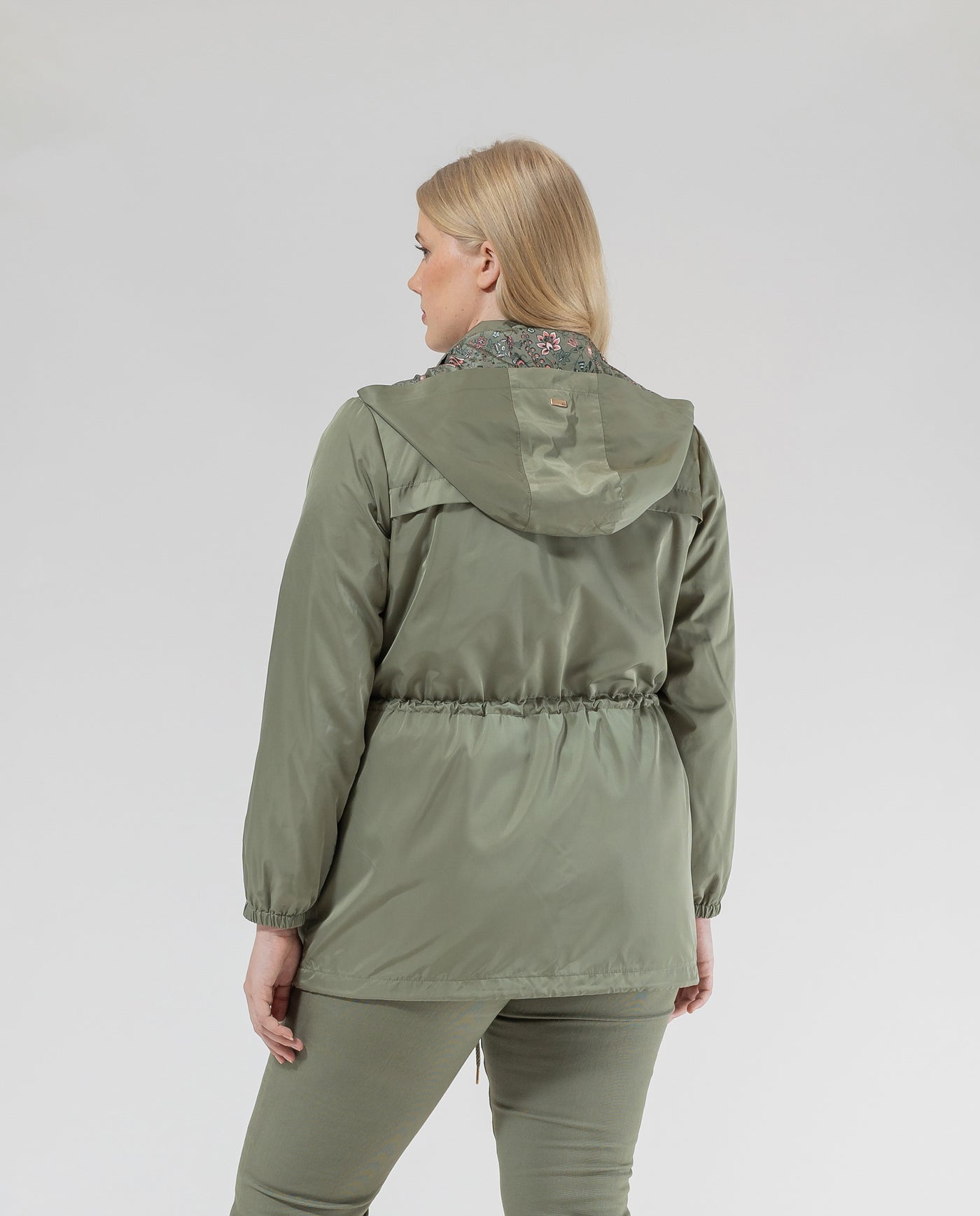 PARKA CAPUCHA DESMONTABLE Y CINTURA AJUSTABLE CAQUI