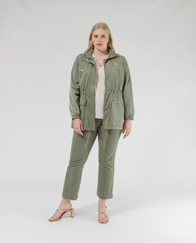 PARKA CAPUCHA DESMONTABLE Y CINTURA AJUSTABLE CAQUI