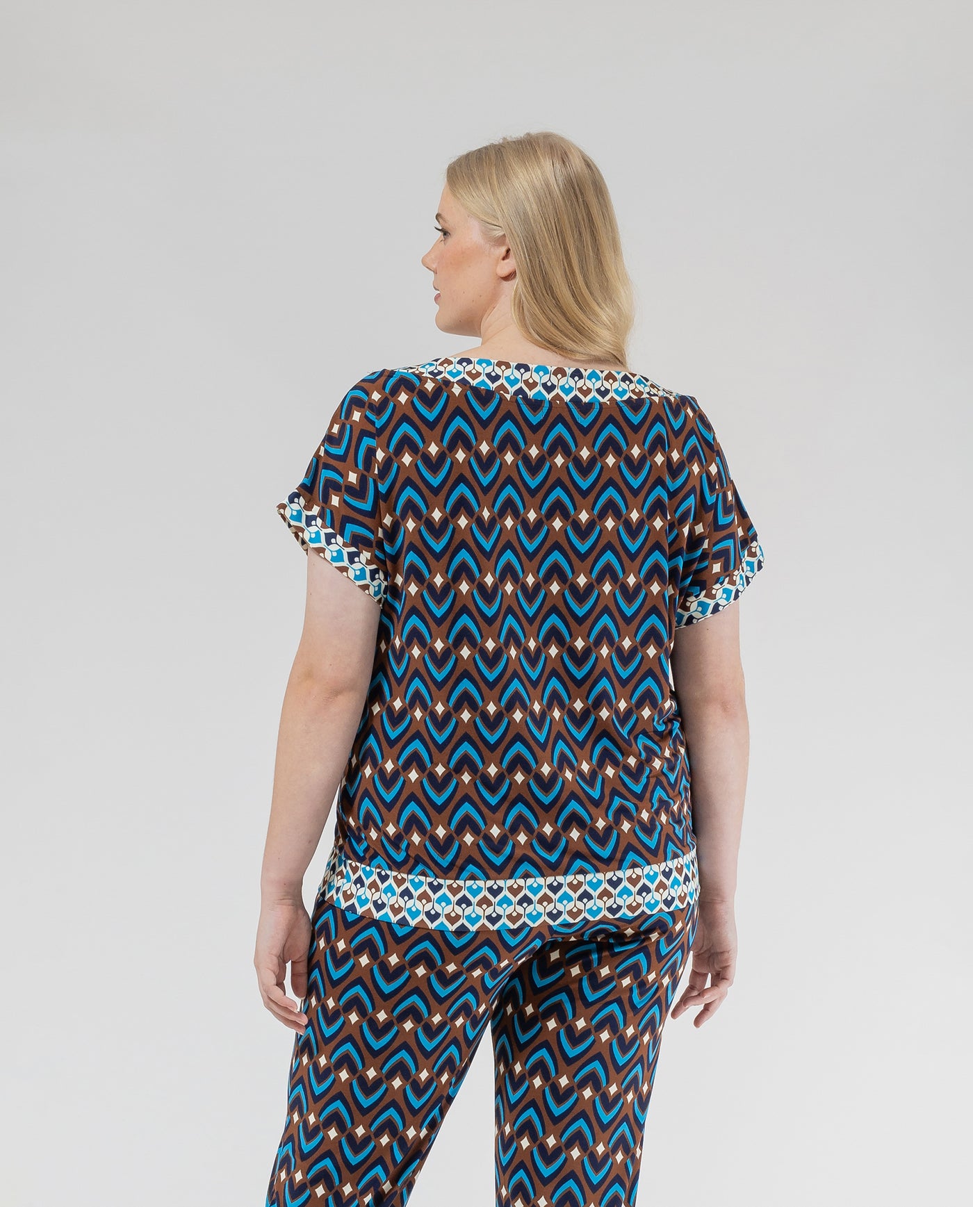 CAMISETA ESTAMPADO GEOMETRICO  MANGA CORTA  AZUL