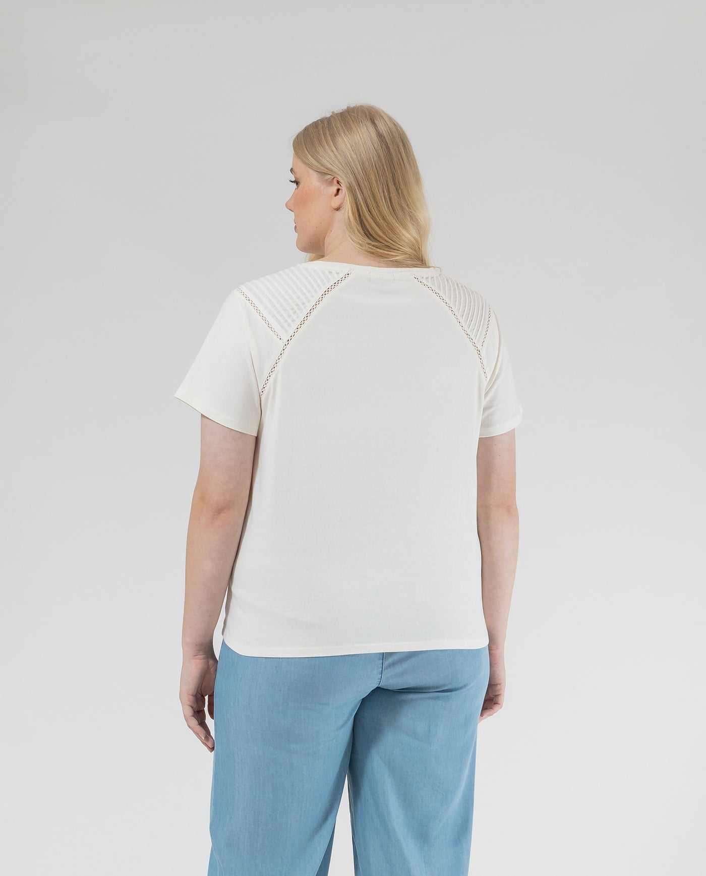 CAMISETA ROMANTICA CON BORDADO Y JARETAS  CRUDO
