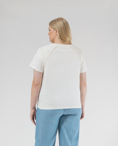 CAMISETA ROMANTICA CON BORDADO Y JARETAS  CRUDO