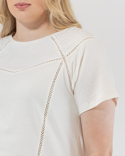 CAMISETA ROMANTICA CON BORDADO Y JARETAS  CRUDO