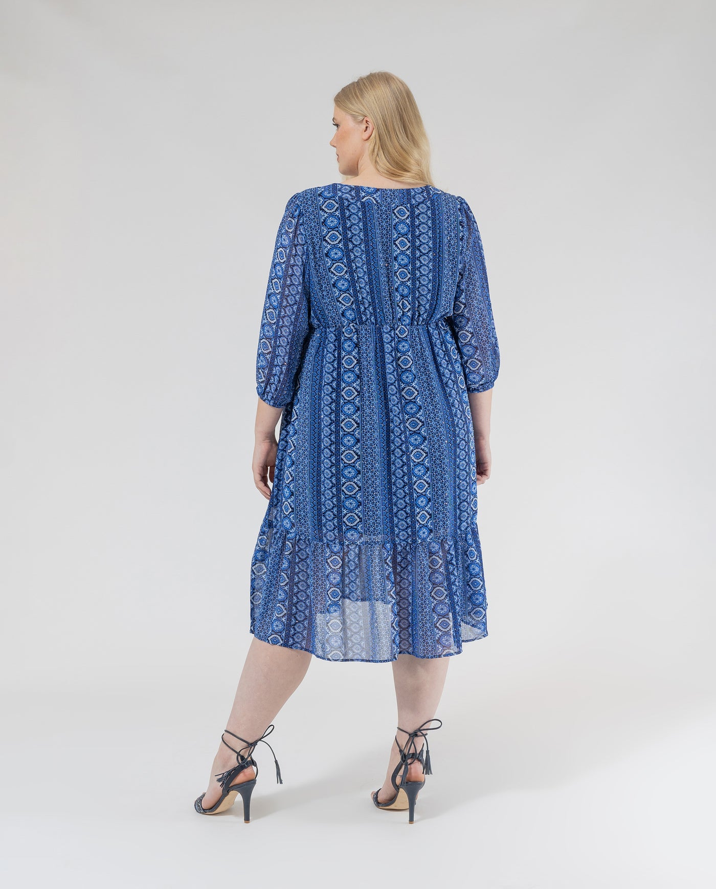 VESTIDO MIDI ESTAMPADO CON ESCOTE DE PICO Y VOLANTE EN BAJO AZUL OSCURO