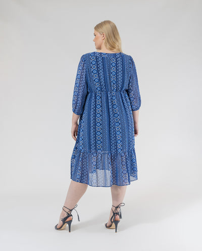 VESTIDO MIDI ESTAMPADO CON ESCOTE DE PICO Y VOLANTE EN BAJO AZUL OSCURO