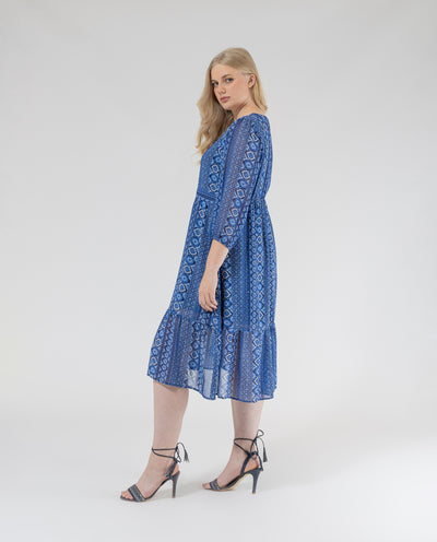 VESTIDO MIDI ESTAMPADO CON ESCOTE DE PICO Y VOLANTE EN BAJO AZUL OSCURO