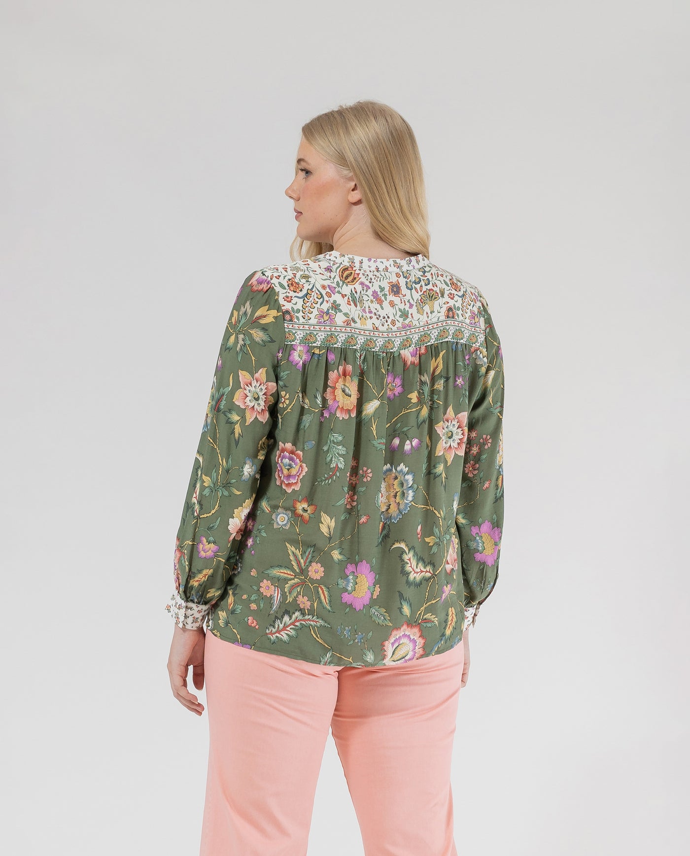 BLUSA CON ESTAMPADOS COMBINADOS  CAQUI