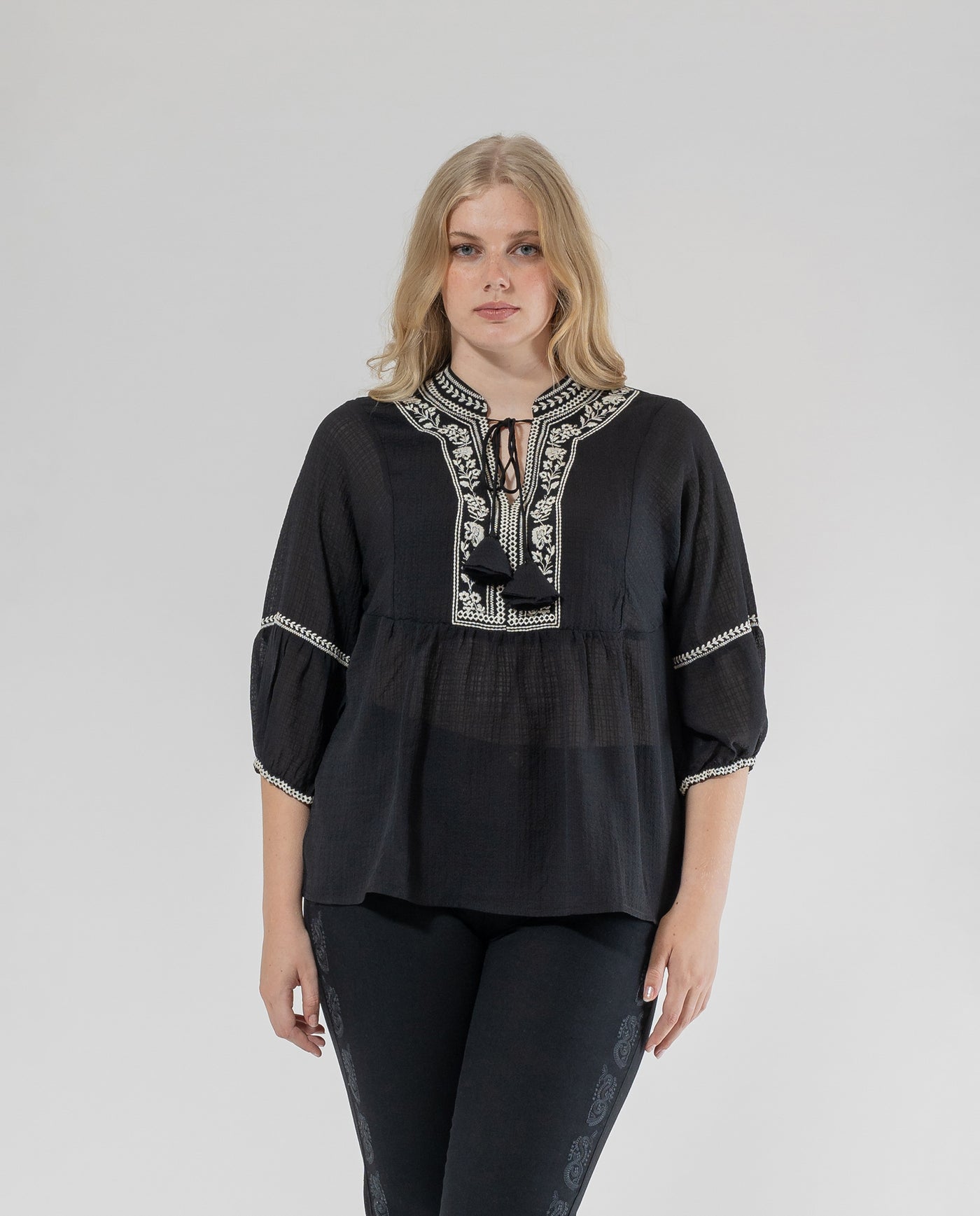 BLUSA CUELLO MAO MANGA TRES CUARTOS NEGRO