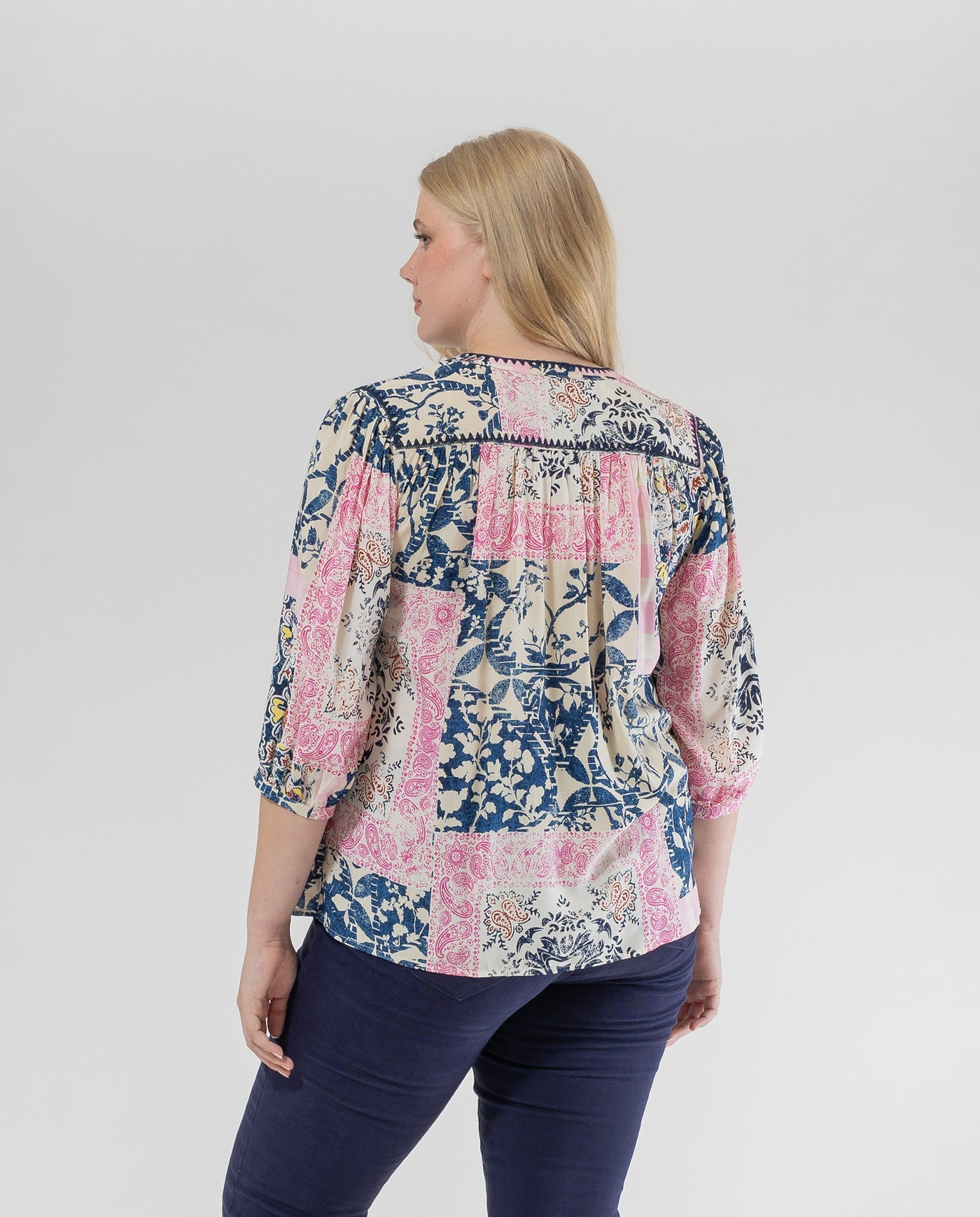 BLUSA ESTAMPADA CUELLO MAO Y MANGA ABULLONADA ROSA