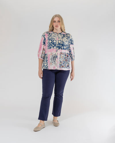 BLUSA ESTAMPADA CUELLO MAO Y MANGA ABULLONADA ROSA