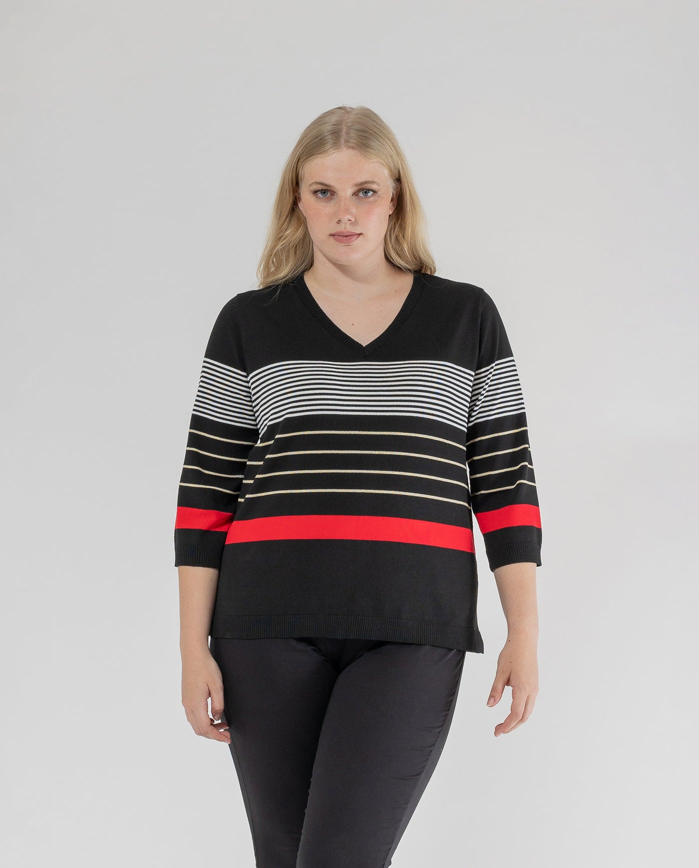 JERSEY RAYAS CON ESCOTE PICO Y MANGA TRES CUARTOS NEGRO