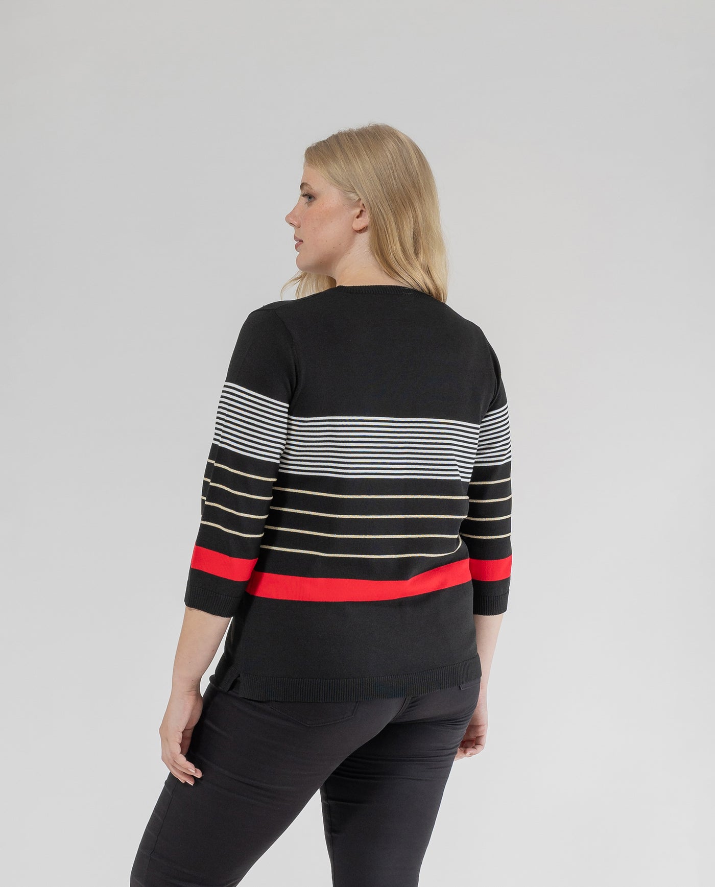 JERSEY RAYAS CON ESCOTE PICO Y MANGA TRES CUARTOS NEGRO