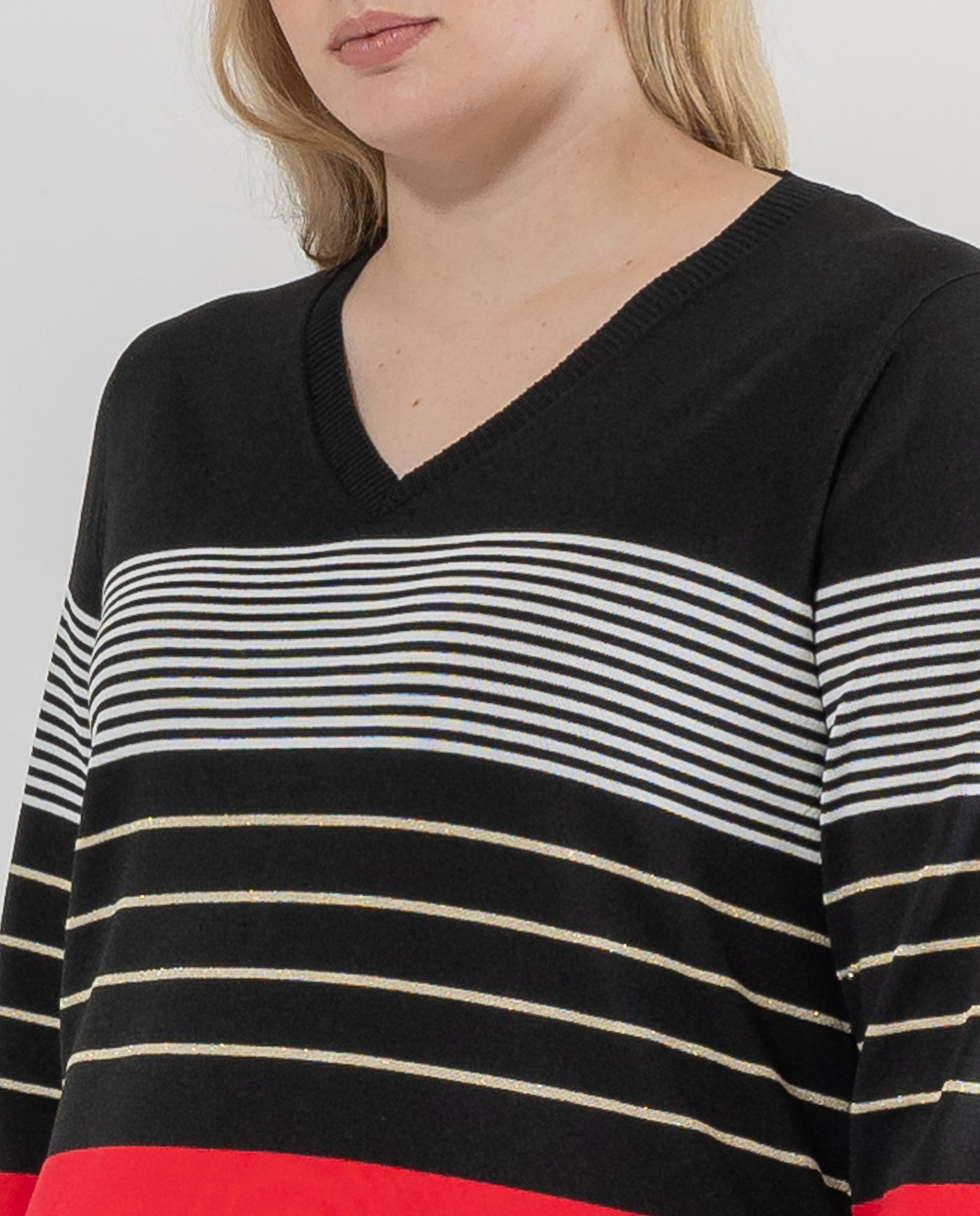 JERSEY RAYAS CON ESCOTE PICO Y MANGA TRES CUARTOS NEGRO