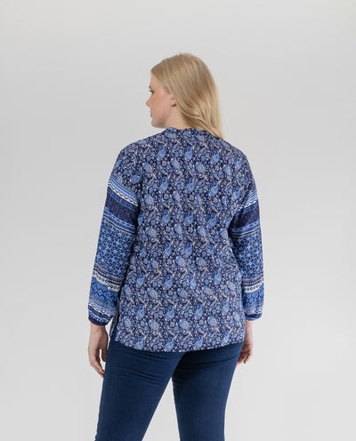 BLUSA CUELLO MAO Y MANGA LARGA CON ESTAPADO POSICIONAL AZUL MARINO