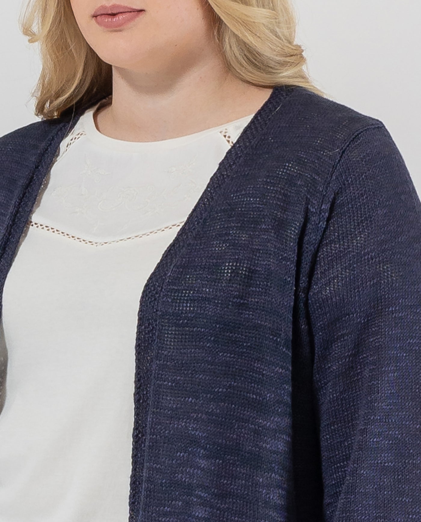 CARDIGAN LARGO MANGA TRES CUARTOS CON DISEÑO DESAGUJADO  AZUL MARINO