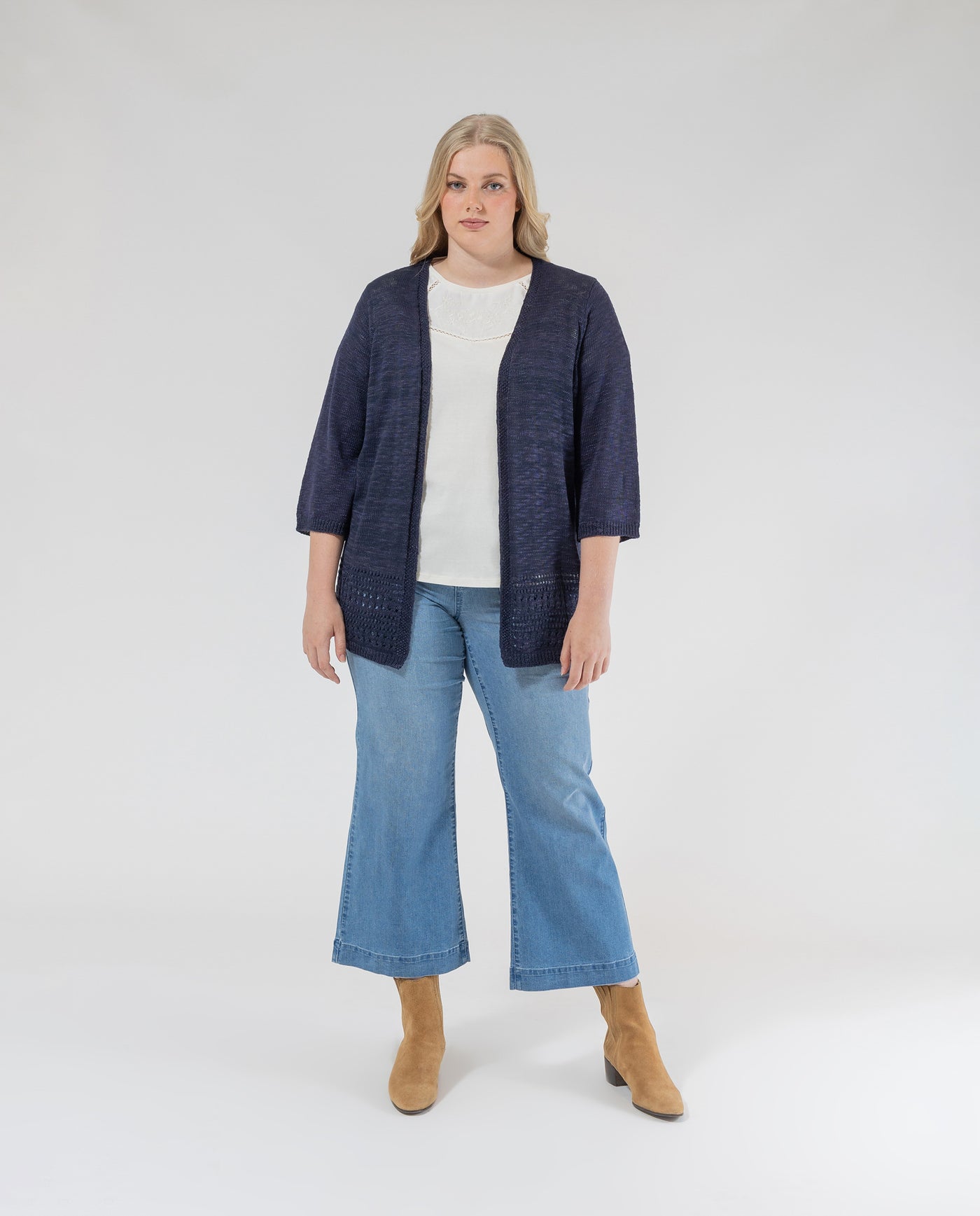 CARDIGAN LARGO MANGA TRES CUARTOS CON DISEÑO DESAGUJADO  AZUL MARINO