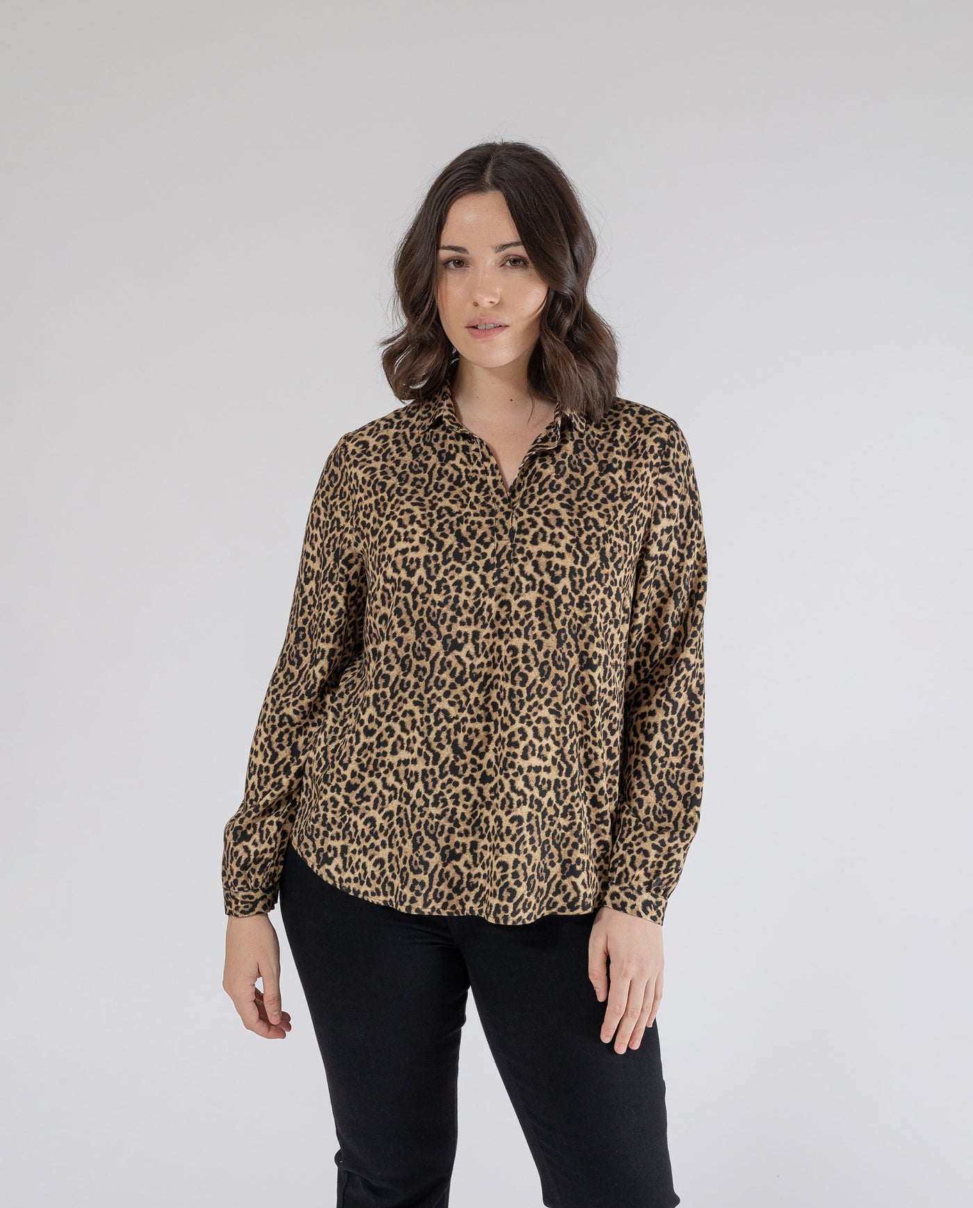 BLUSA LEOPARDATA NERA CON COLLO A REVERS