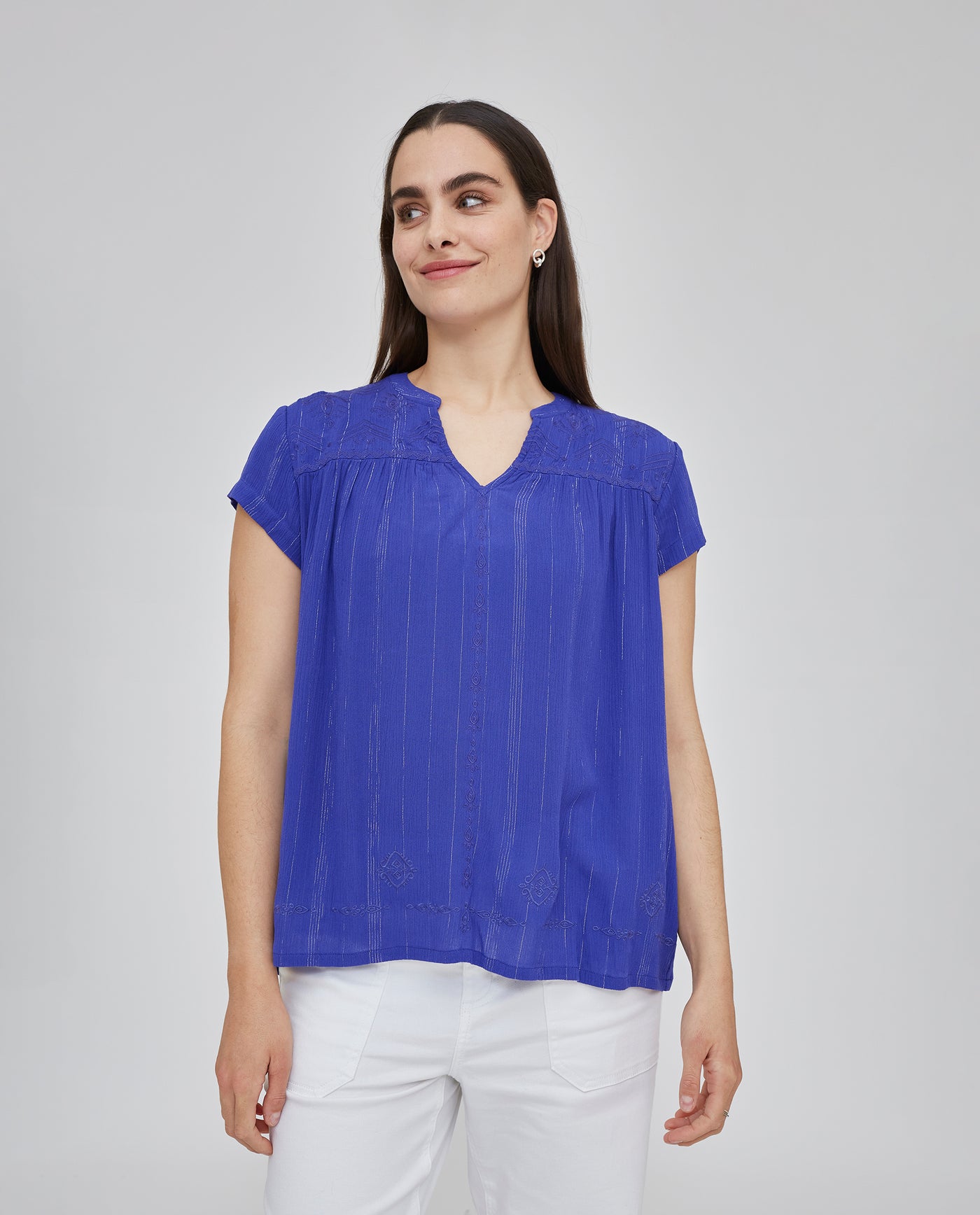 BLUSA HILO METALICO CON  CUELLO MAO Y BORDADOS EN CANESU AZUL