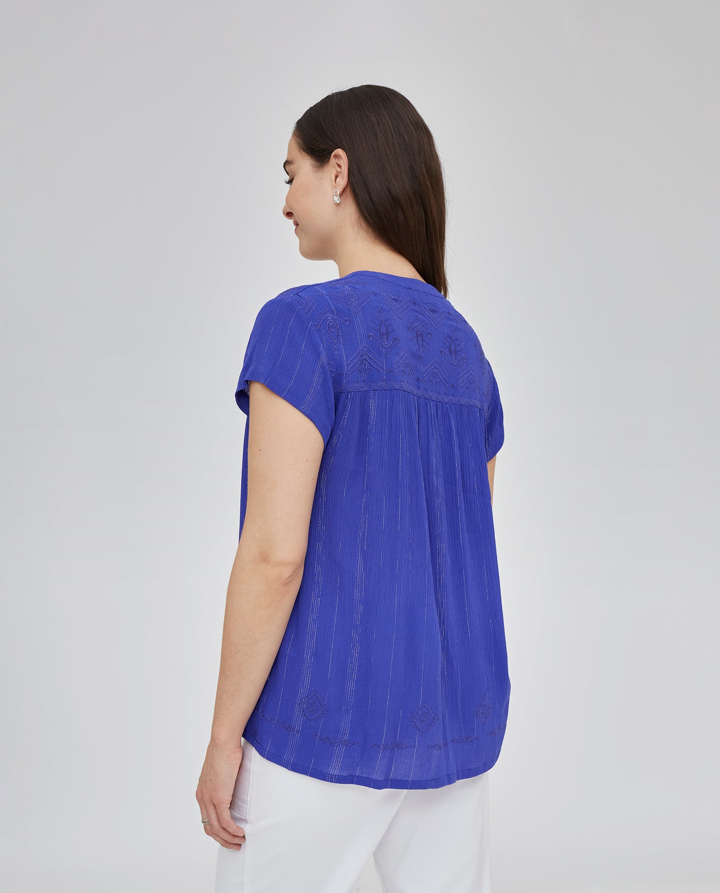 BLUSA HILO METALICO CON  CUELLO MAO Y BORDADOS EN CANESU AZUL