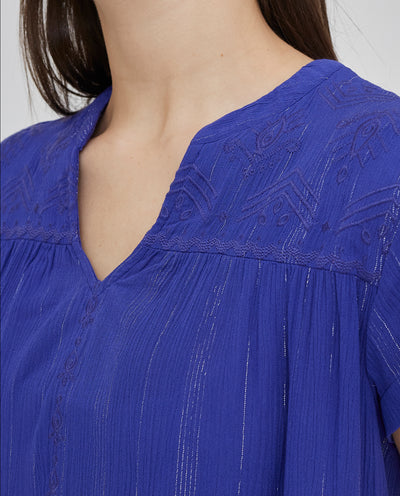 BLUSA HILO METALICO CON  CUELLO MAO Y BORDADOS EN CANESU AZUL