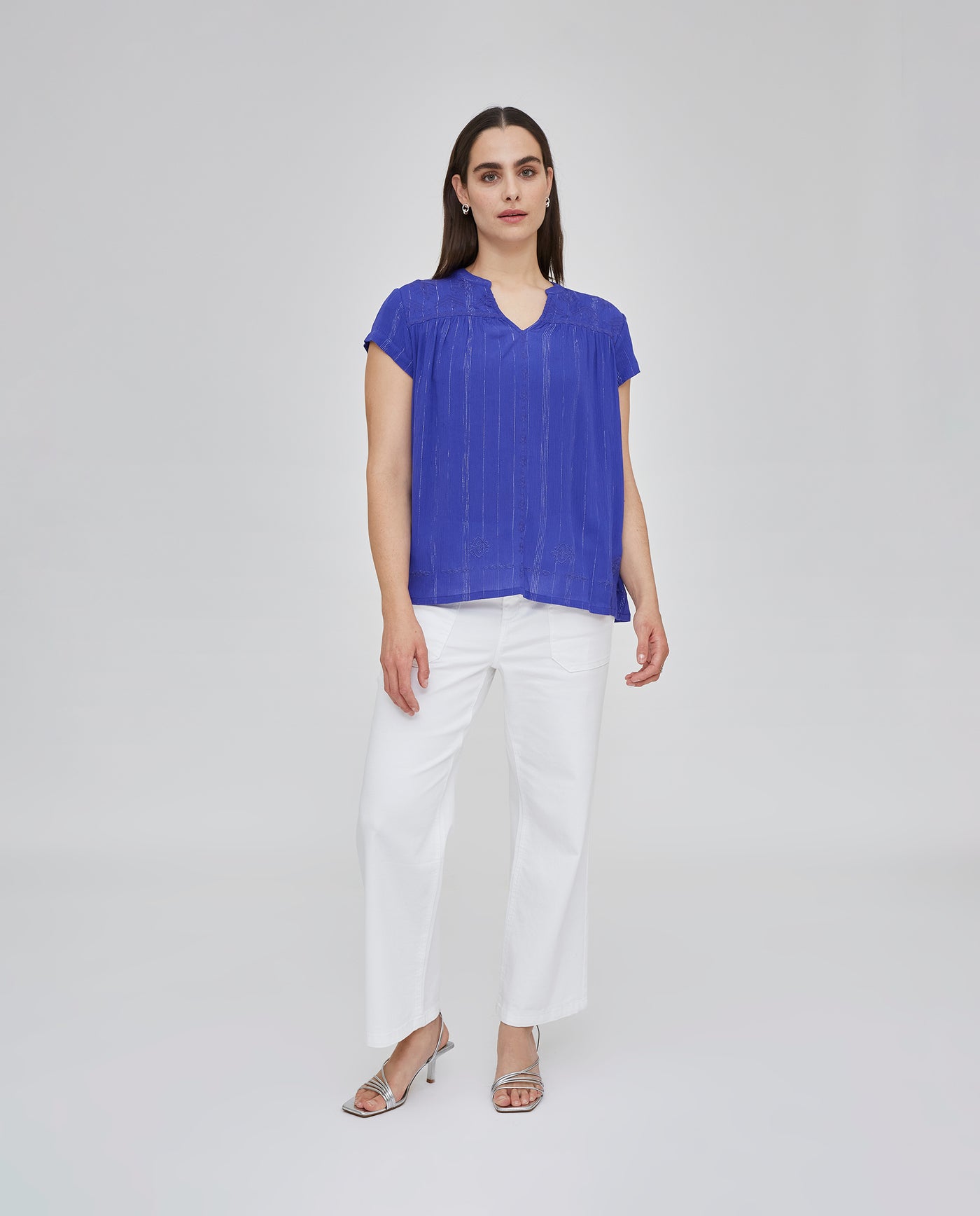 BLUSA HILO METALICO CON  CUELLO MAO Y BORDADOS EN CANESU AZUL
